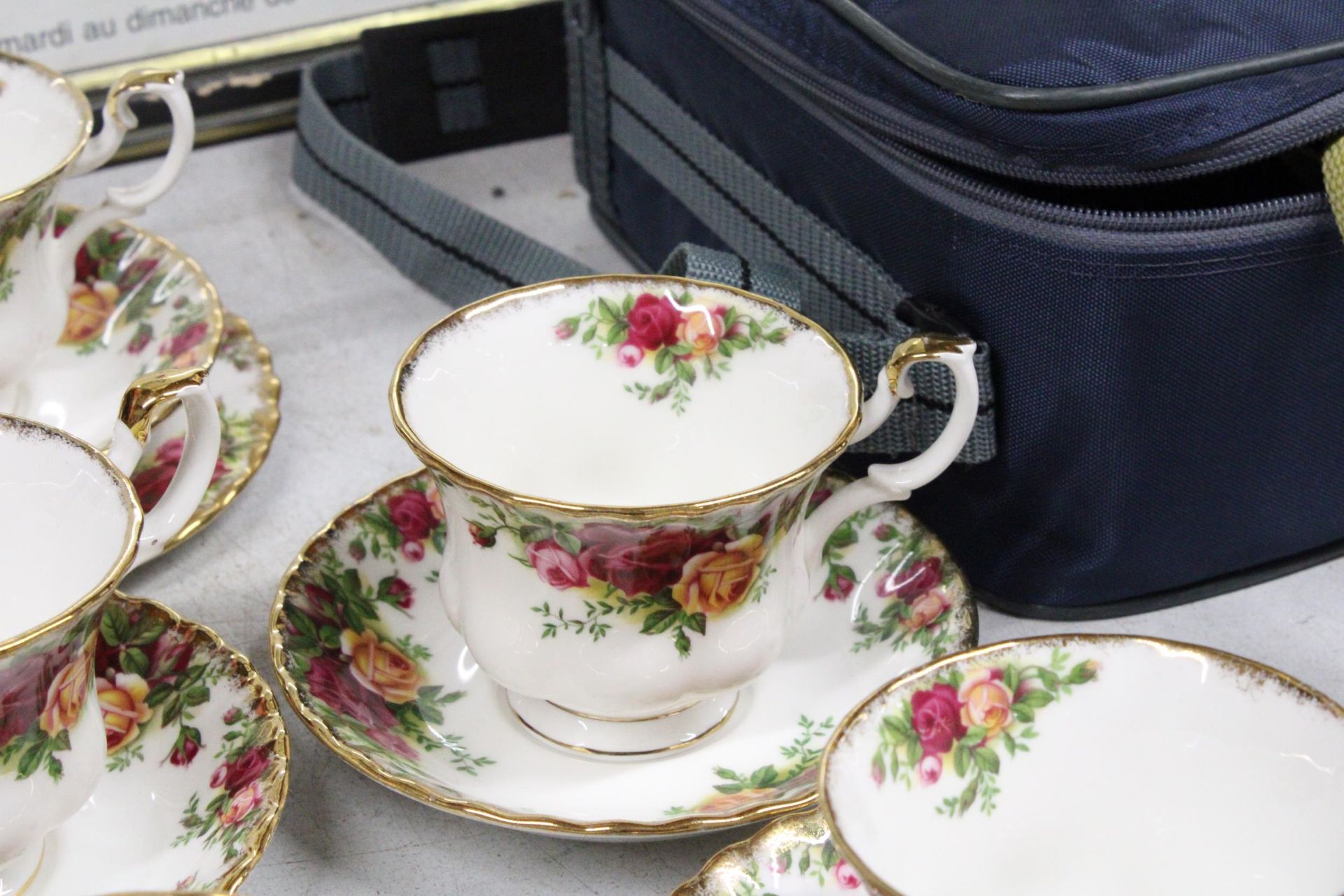 A QUANTITY OF ROYAL ALBERT 'OLD COUNTRY ROSES' TO INCLUDE CUPS, SAUCERS, A CREAM JUG AND SUGAR BOWL - Image 4 of 6