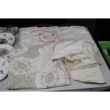 A QUANTITY OF VINTAGE LINEN AND COTTON ITEMS TO INCLUDE, A TABLECLOTHS, COASTERS, PLACEMATS, ETC