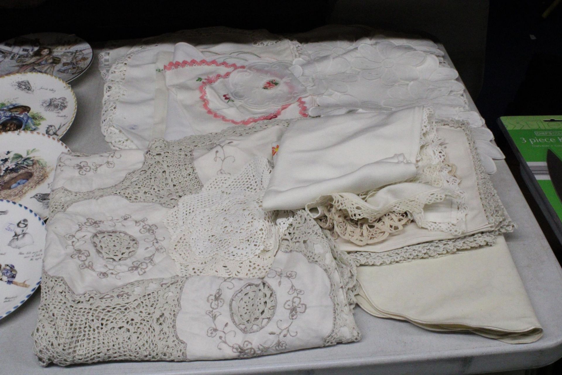 A QUANTITY OF VINTAGE LINEN AND COTTON ITEMS TO INCLUDE, A TABLECLOTHS, COASTERS, PLACEMATS, ETC