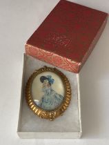 A 1940'S HAND PAINTED BROOCH IN A PRESENTATION BOX