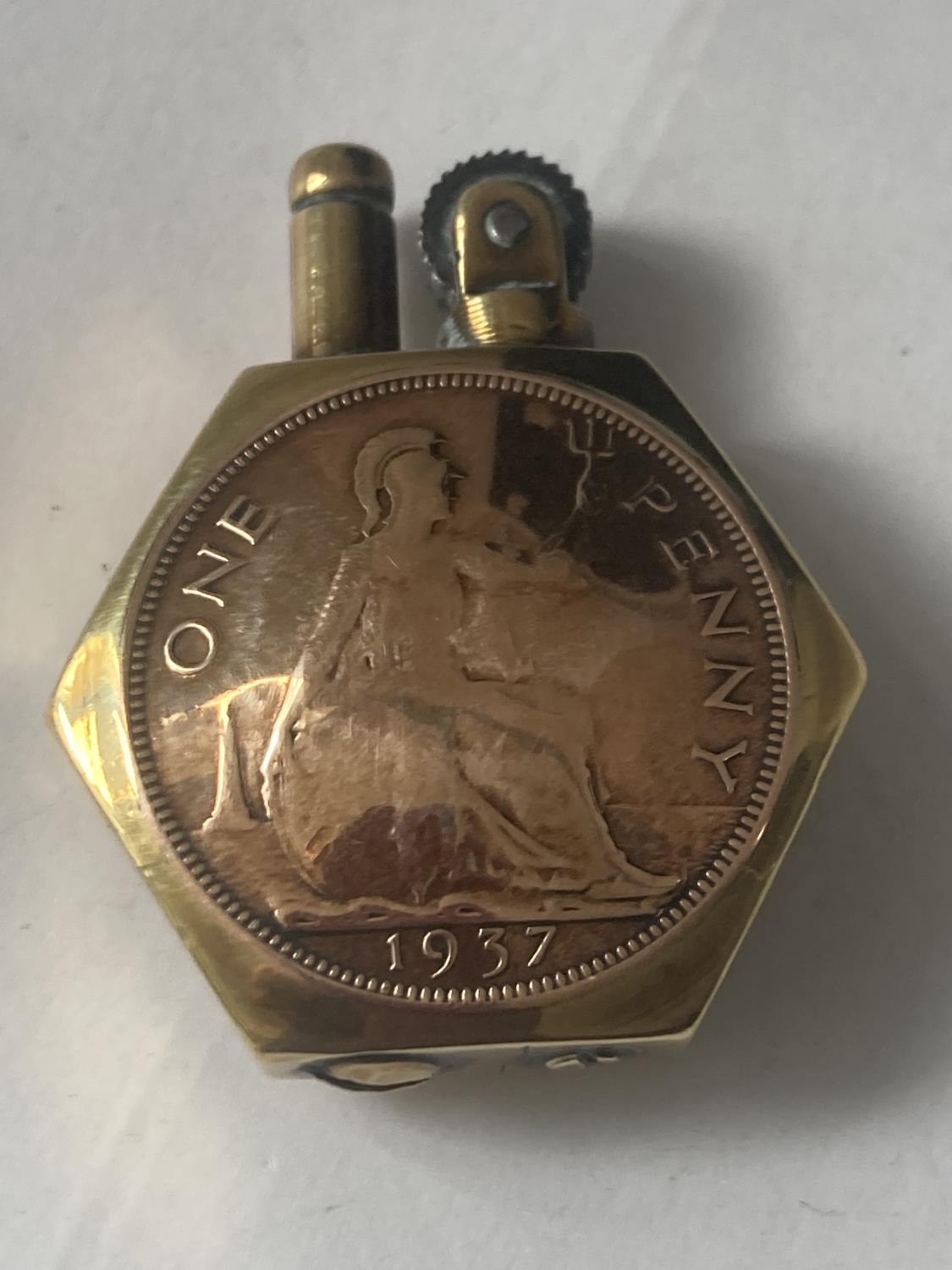 A 1937 ONE PENNY TRENCH ART LIGHTER - Image 3 of 4