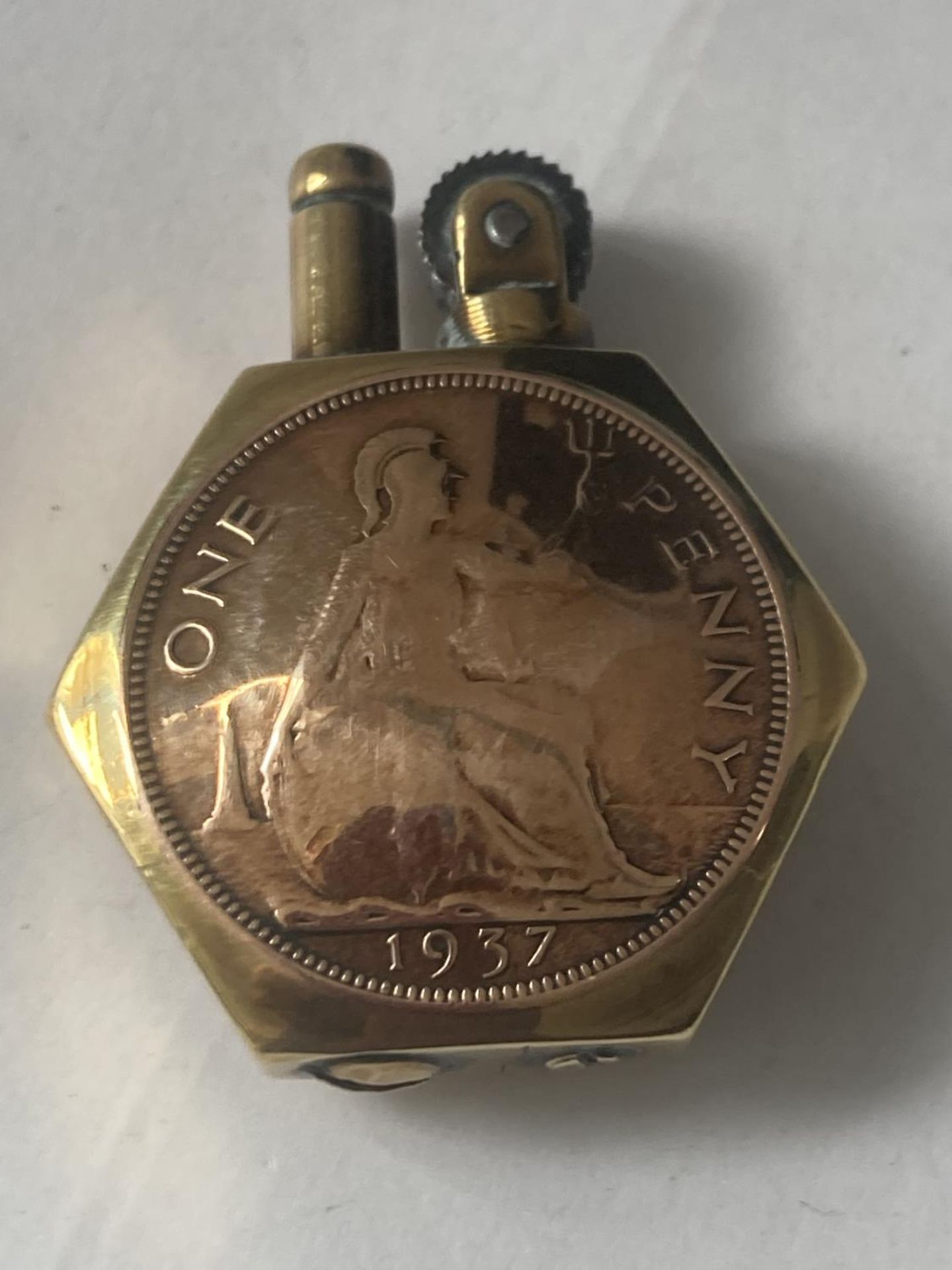 A 1937 ONE PENNY TRENCH ART LIGHTER - Bild 3 aus 4