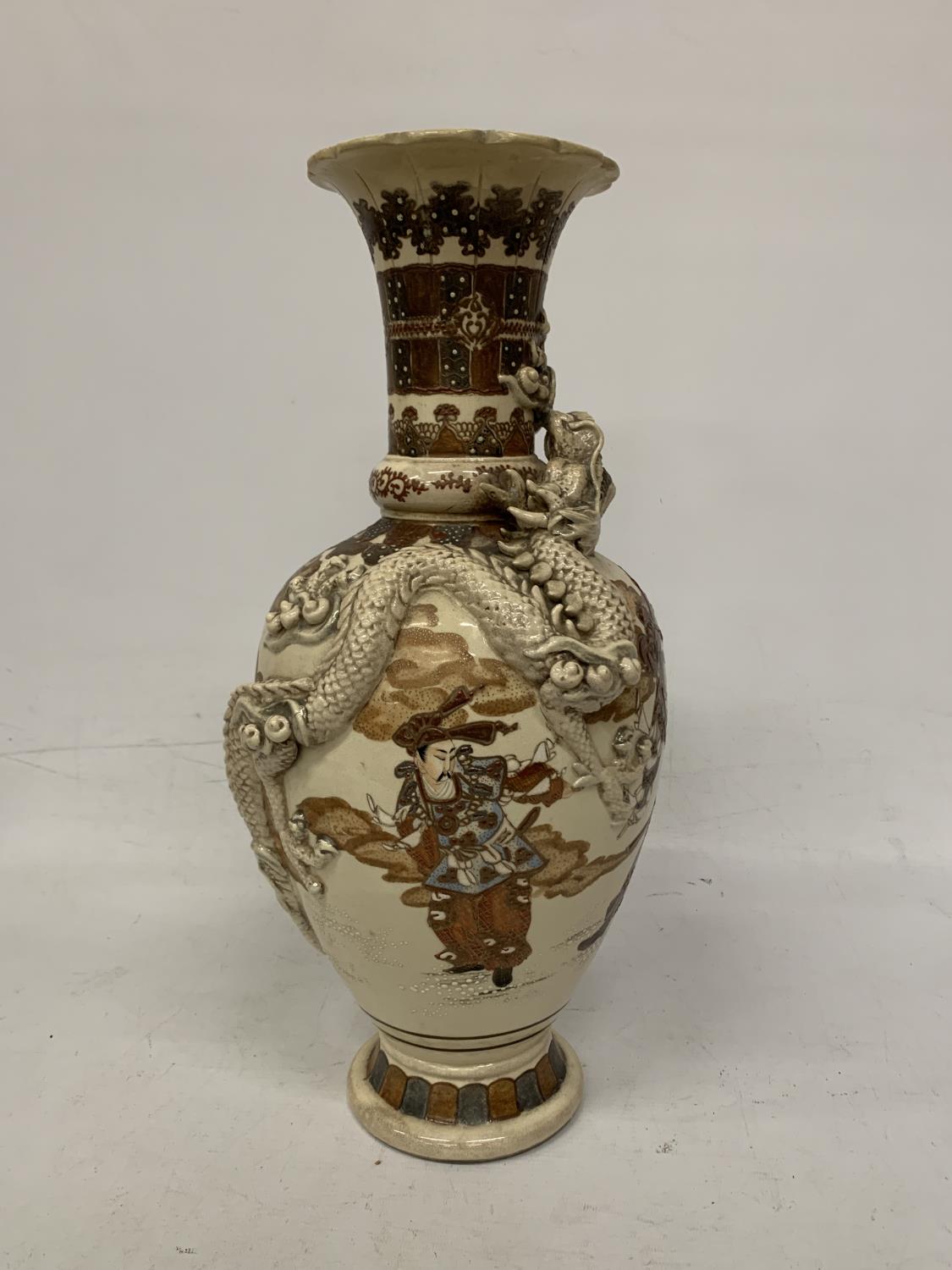 A LARGE 19TH CENTURY JAPANESE SATSUMA VASE DECORATED WITH SAMURAI WARRIORS AND DRAGON DETAIL - - Image 2 of 4