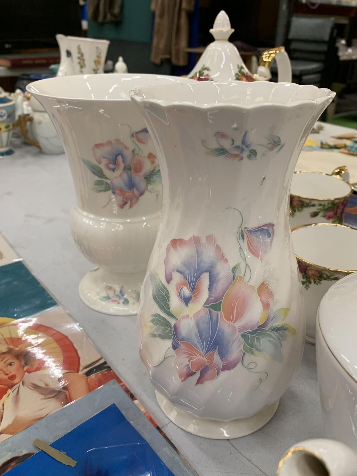 A QUANTITY OF COLLECTABLE CERAMICS TO INCLUDE A ROYAL ALBERT OLD COUNTRY ROSES COFFEEPOT AND MUGS, - Image 7 of 7