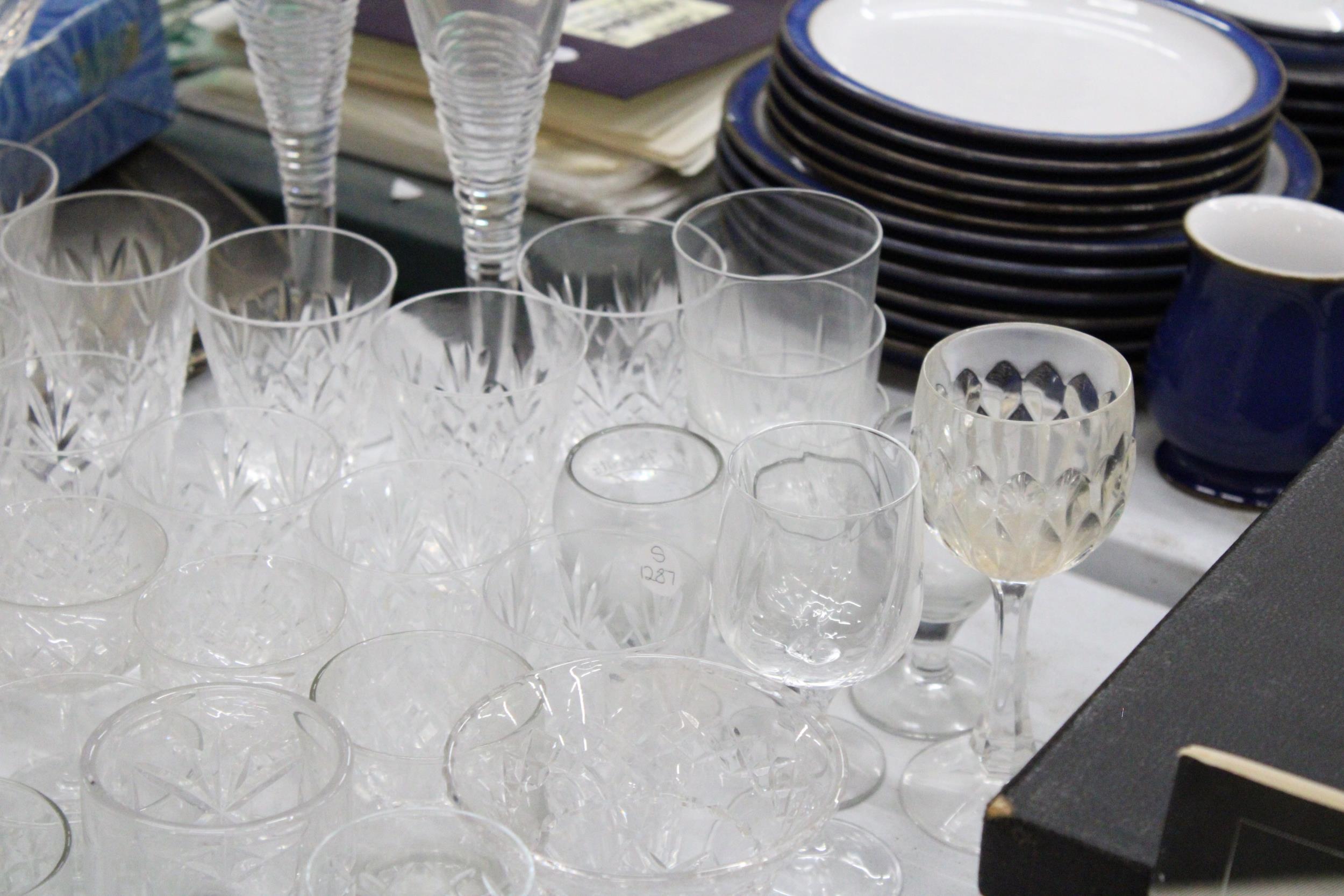 A LARGE QUANTITY OF GLASSES TO INCLUDE CHAMPAGNE, WINE, TUMBLERS, SHERRY, SPIRITS, TUMBLERS, A SMALL - Image 4 of 6