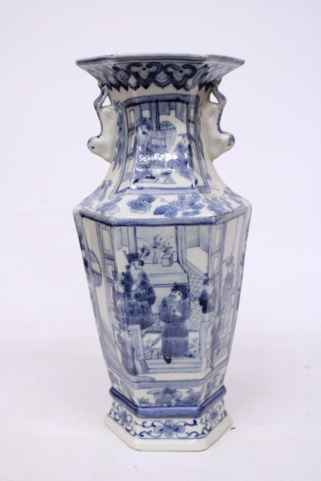 A CHINESE BLUE AND WHITE HAND PAINTED VASE - Image 2 of 5