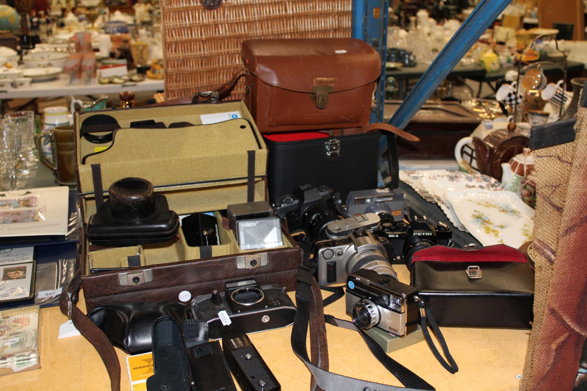 A LARGE COLLECTION OF VINTAGE CAMERAS AND ACCESSORIES TO INCLUDE, CANON EOS 1X, PENTAFLEX SL, - Image 6 of 6