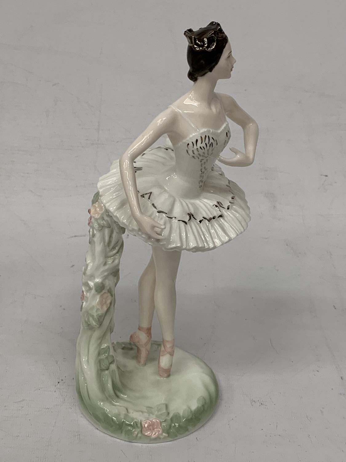A COALPORT FIGURINE "DAME BERYL GREY" FROM THE ROYAL ACADEMY OF DANCING COLLECTION CELEBRATING THE - Image 4 of 5