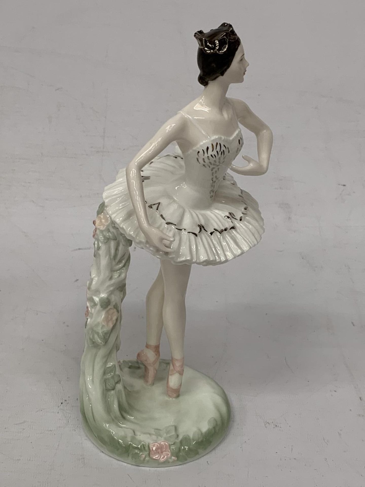 A COALPORT FIGURINE "DAME BERYL GREY" FROM THE ROYAL ACADEMY OF DANCING COLLECTION CELEBRATING THE - Bild 4 aus 5