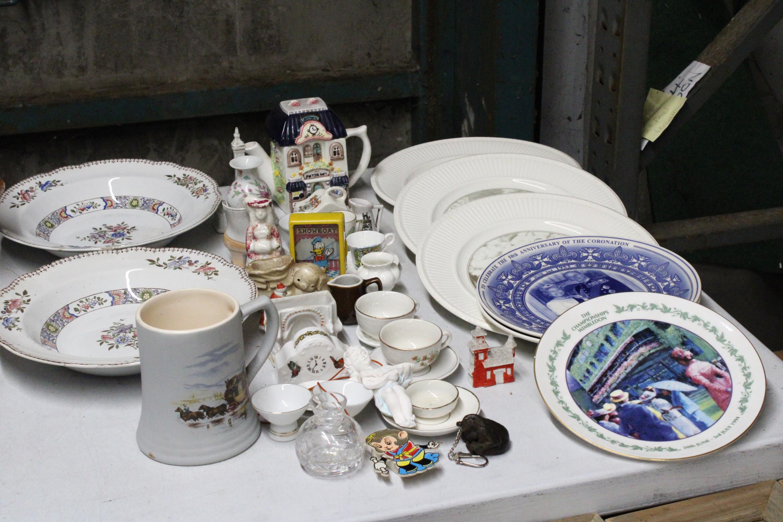 A MIXED LOT OF CERAMICS TO INCLUDE SPODE LARGE WARING AND GILLOW BOWLS, CABINET PLATES, SMALL CUPS