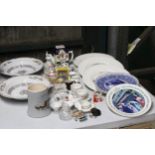 A MIXED LOT OF CERAMICS TO INCLUDE SPODE LARGE WARING AND GILLOW BOWLS, CABINET PLATES, SMALL CUPS