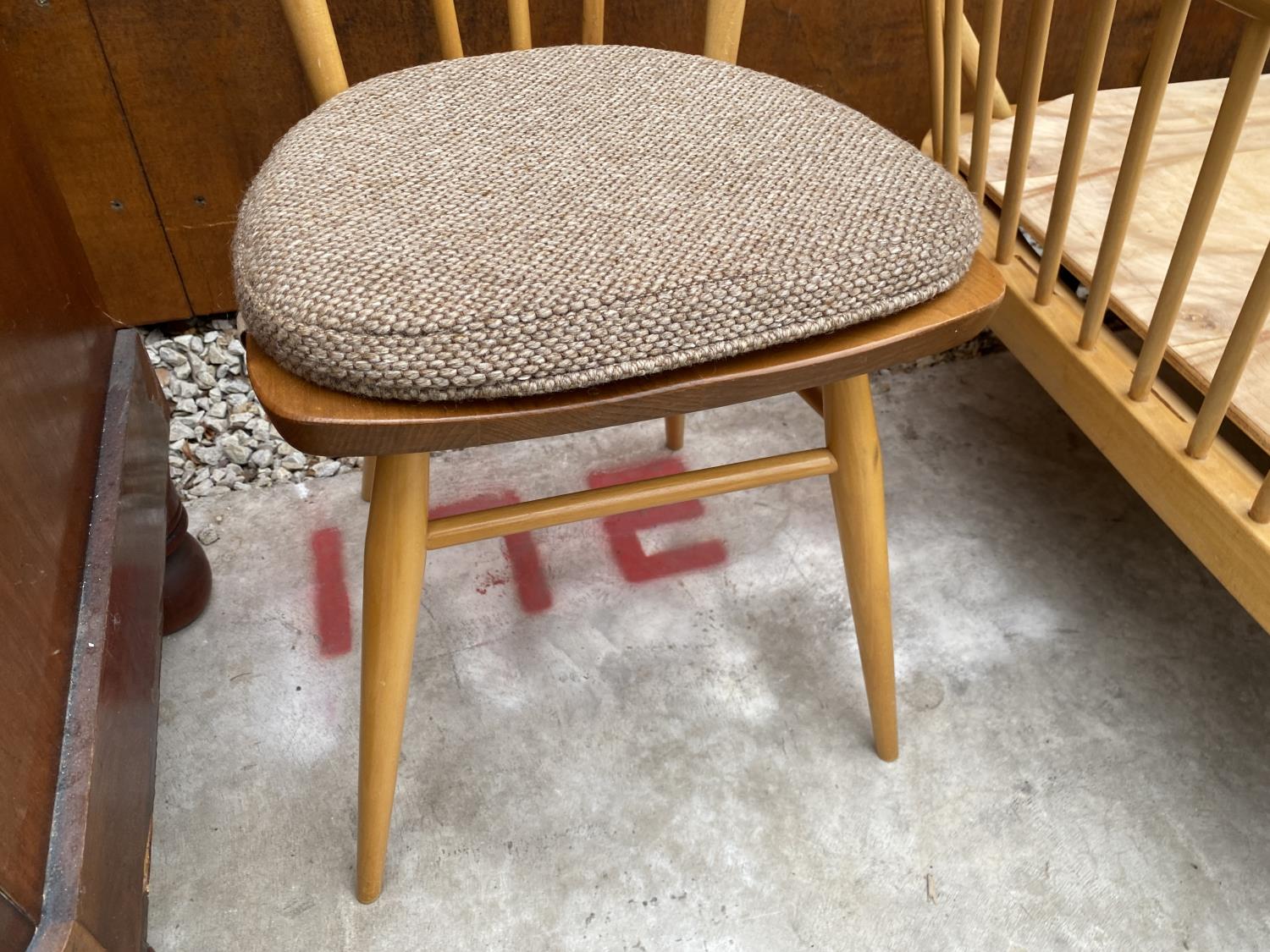 AN ERCOL BLONDE ELM AND BEECH DINING CHAIR - Image 3 of 5