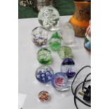 A COLLECTION OF 10 GLASS PAPERWEIGHTS TO INCLUDE CONTROLLED BUBBLES, ETC