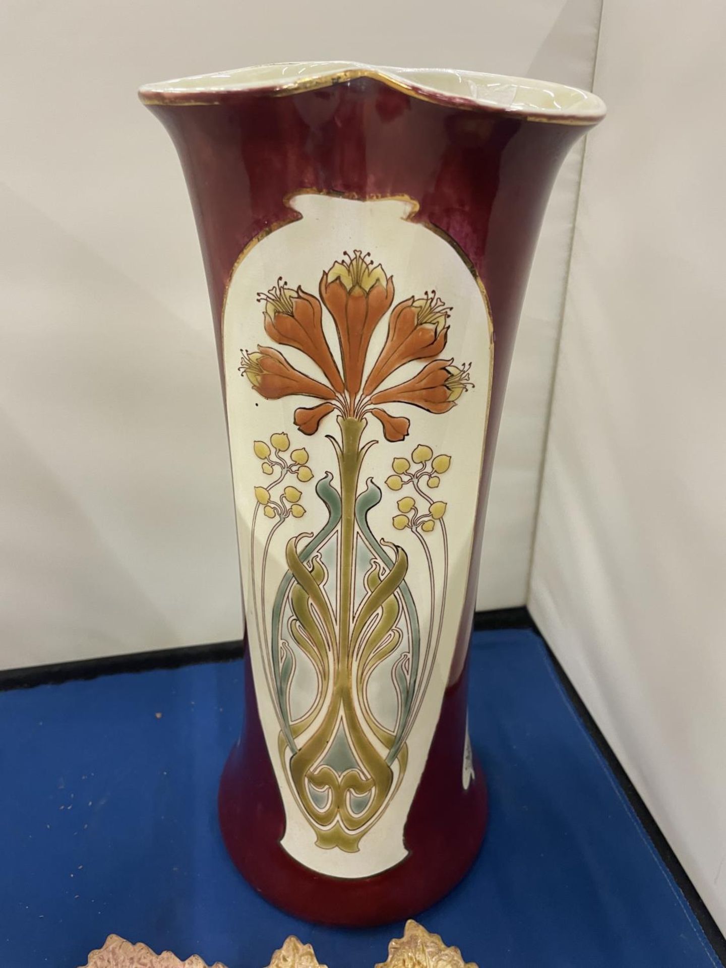 A LATE 19TH EARLY/20TH CENTURY TUBELINED ART NOUVEAU VASE AND A LEAF DISH - Image 4 of 12