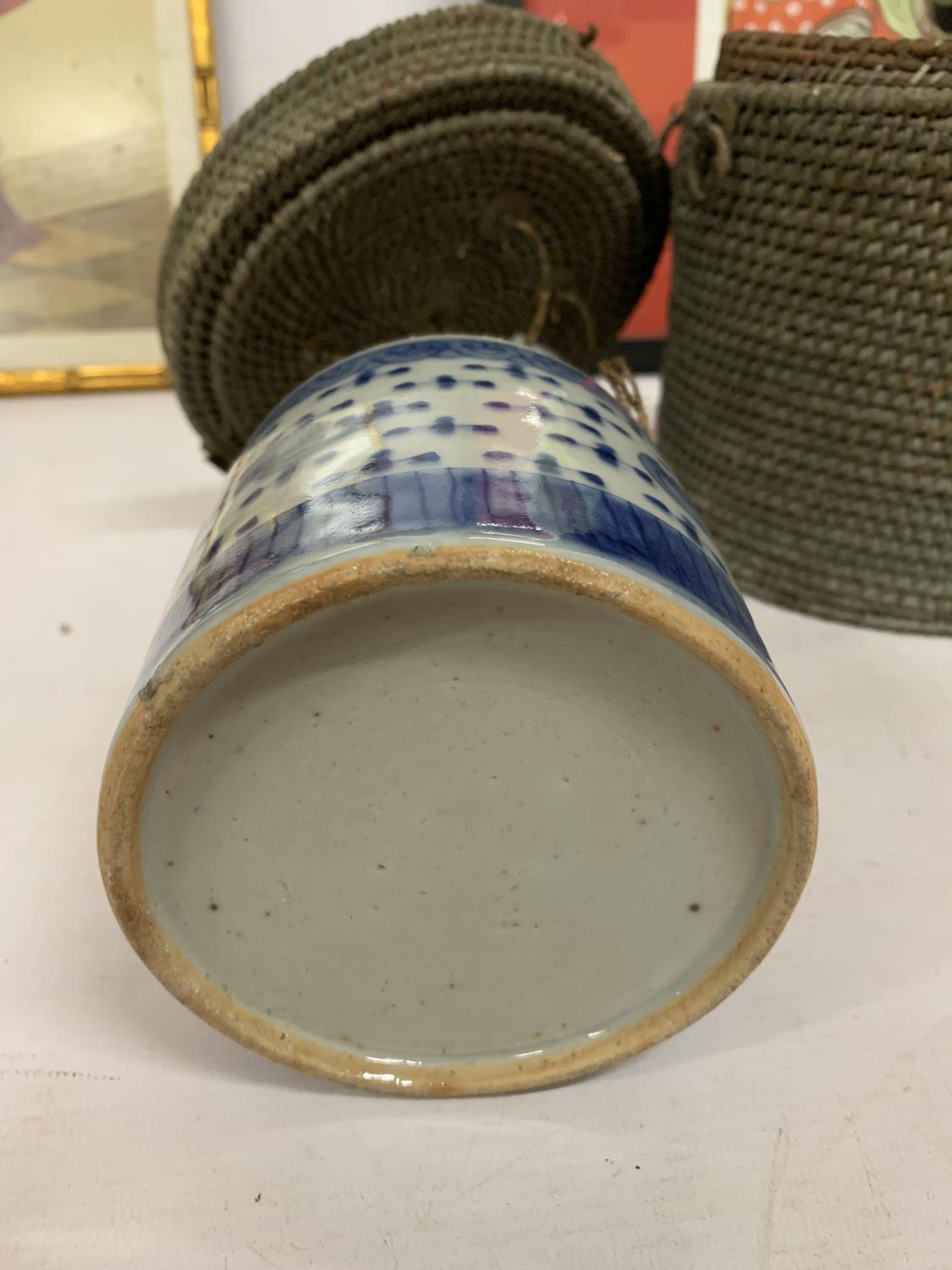 AN ANTIQUE BLUE AND WHITE CHINESE TEAPOT IN ORIGINAL BASKET - Image 3 of 4