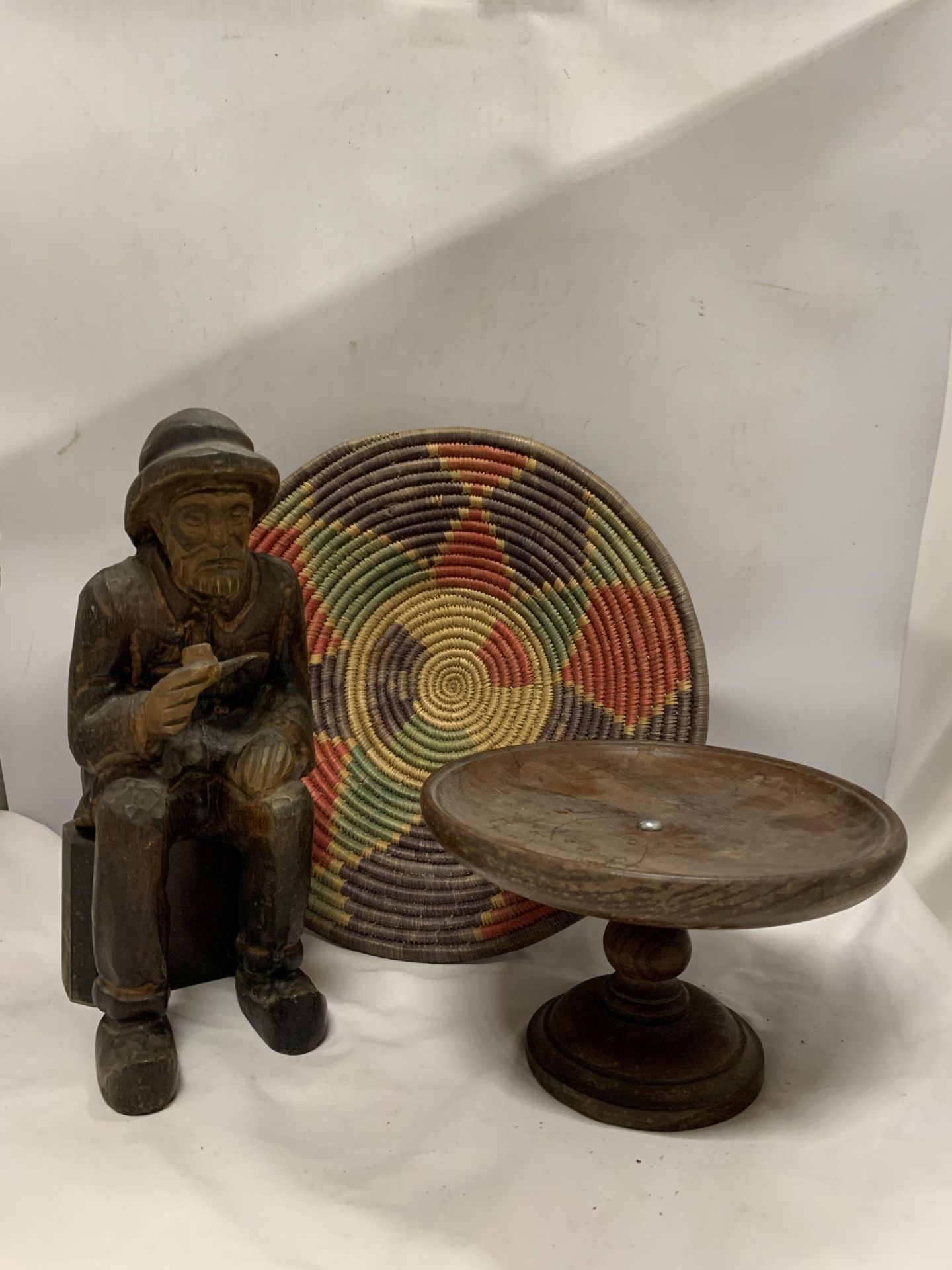 A MIXED LOT TO INCLUDE A VINTAGE CARVED FIGURE OF AN OLD MAN WITH A PIPE, A WOODEN CAKE STAND, A - Image 4 of 4