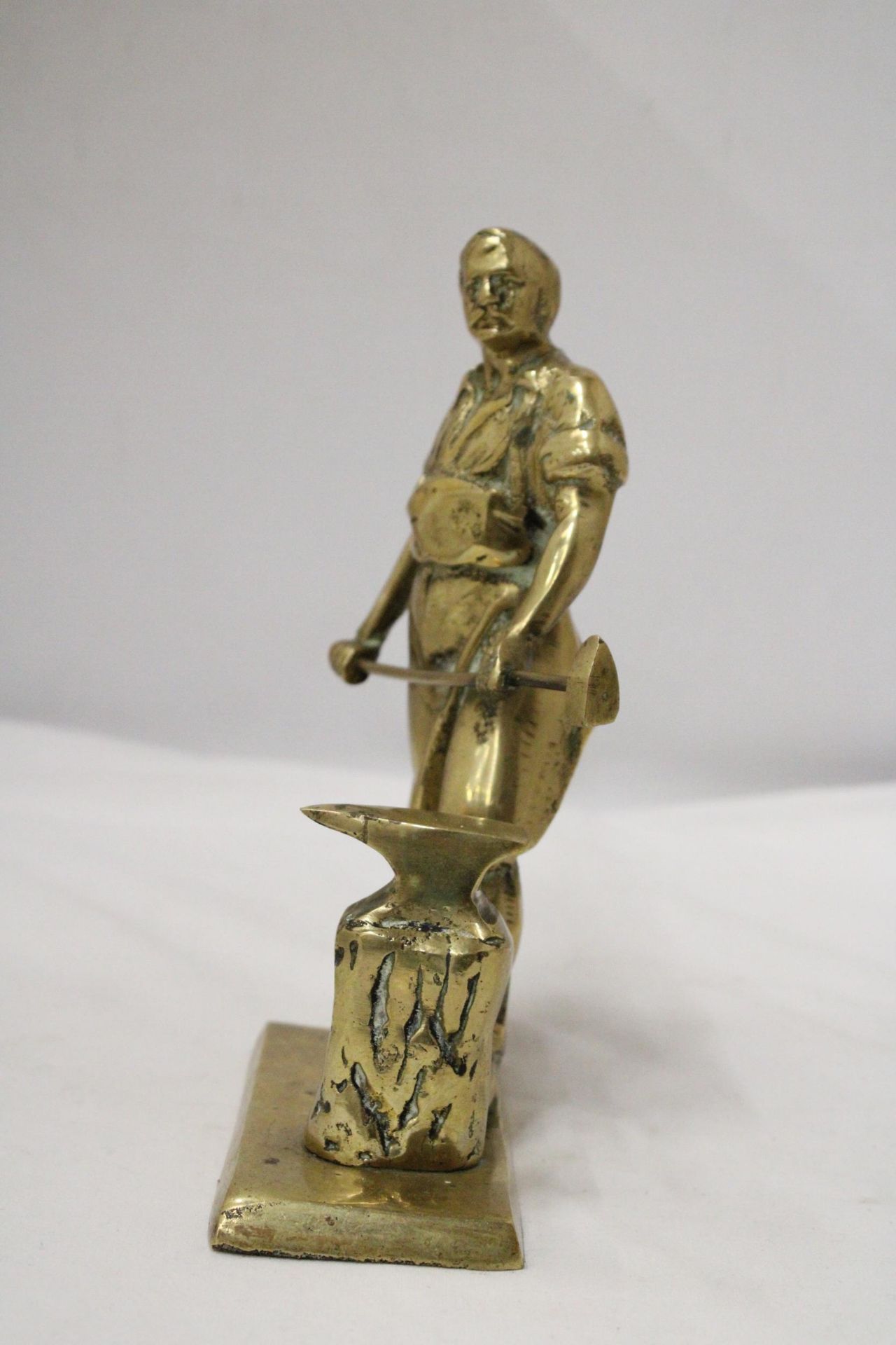 A HEAVY, SOLID, BRASS BLACKSMITH FIGURE, WEIGHS 4 KILOS, HEIGHT 20CM - Image 3 of 5