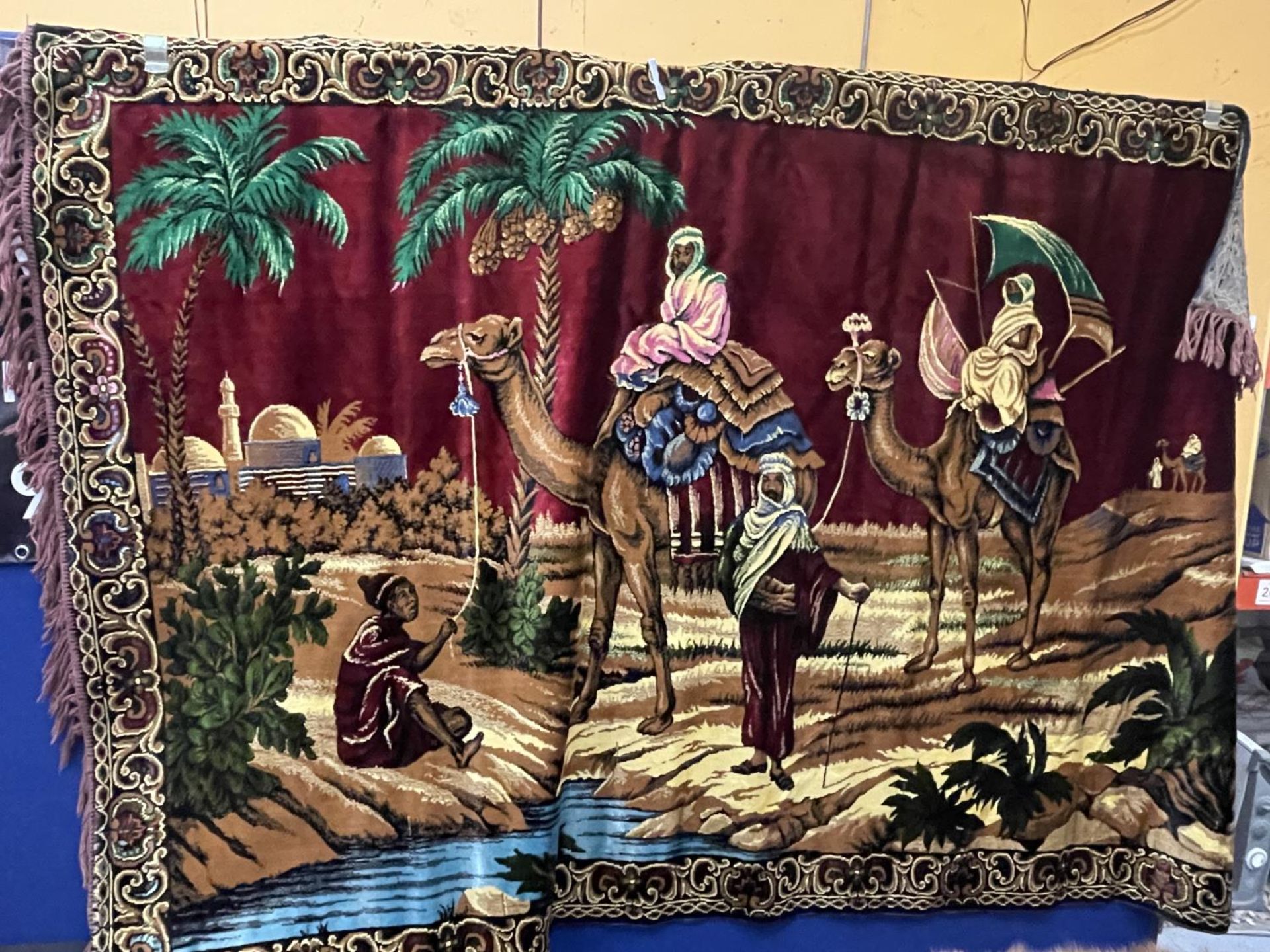 A LARGE HANDWOVEN ANTIQUE WALL TAPESTRY RUG/THROW OF AN ARABIAN SCENE 72" X 46" - Bild 2 aus 10