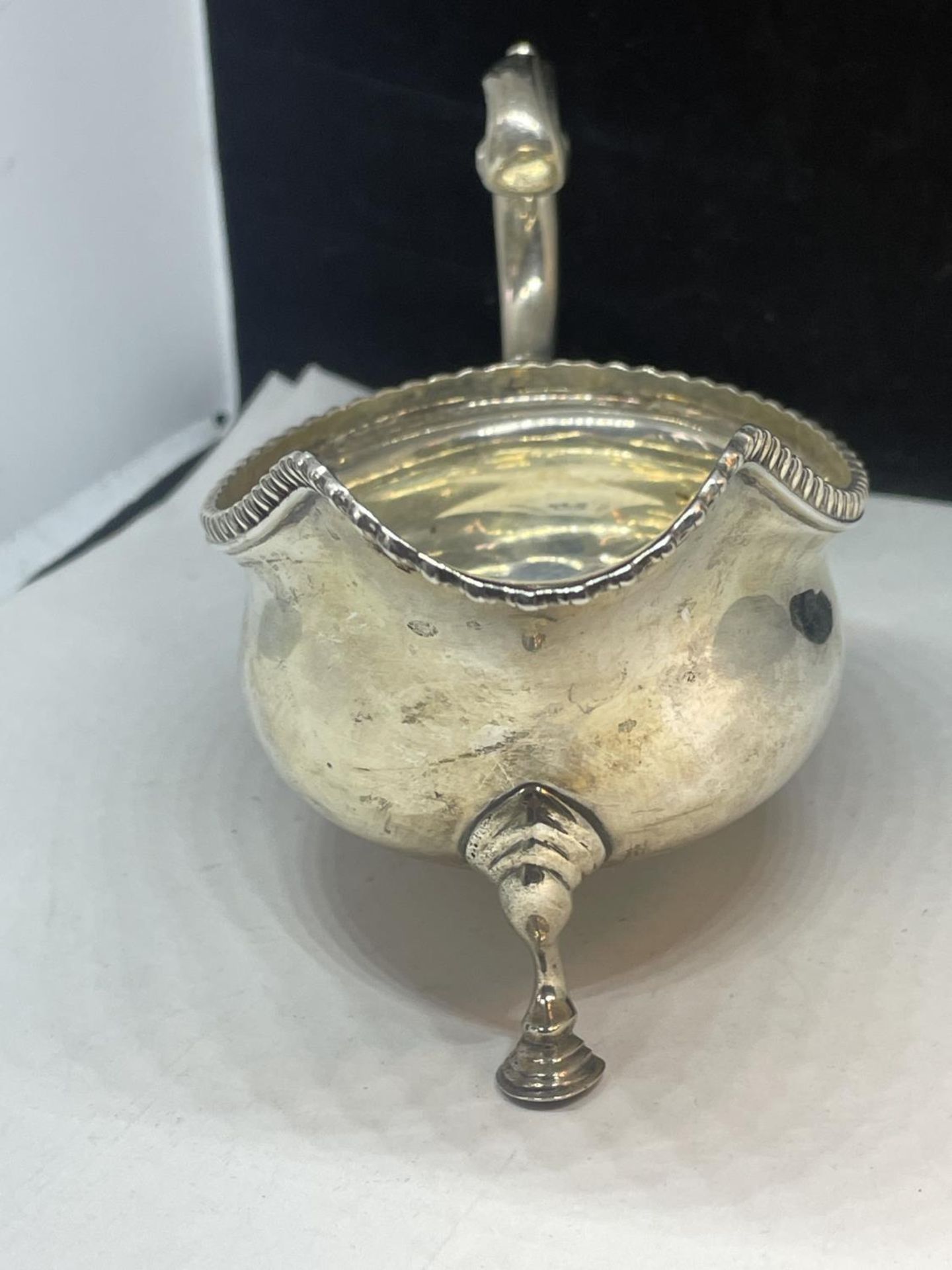 A BOODLE AND DUNTHORNE HALLMARKED CHESTER SILVER SAUCE BOAT GROSS WEIGHT 145.1 GRAMS - Image 2 of 4