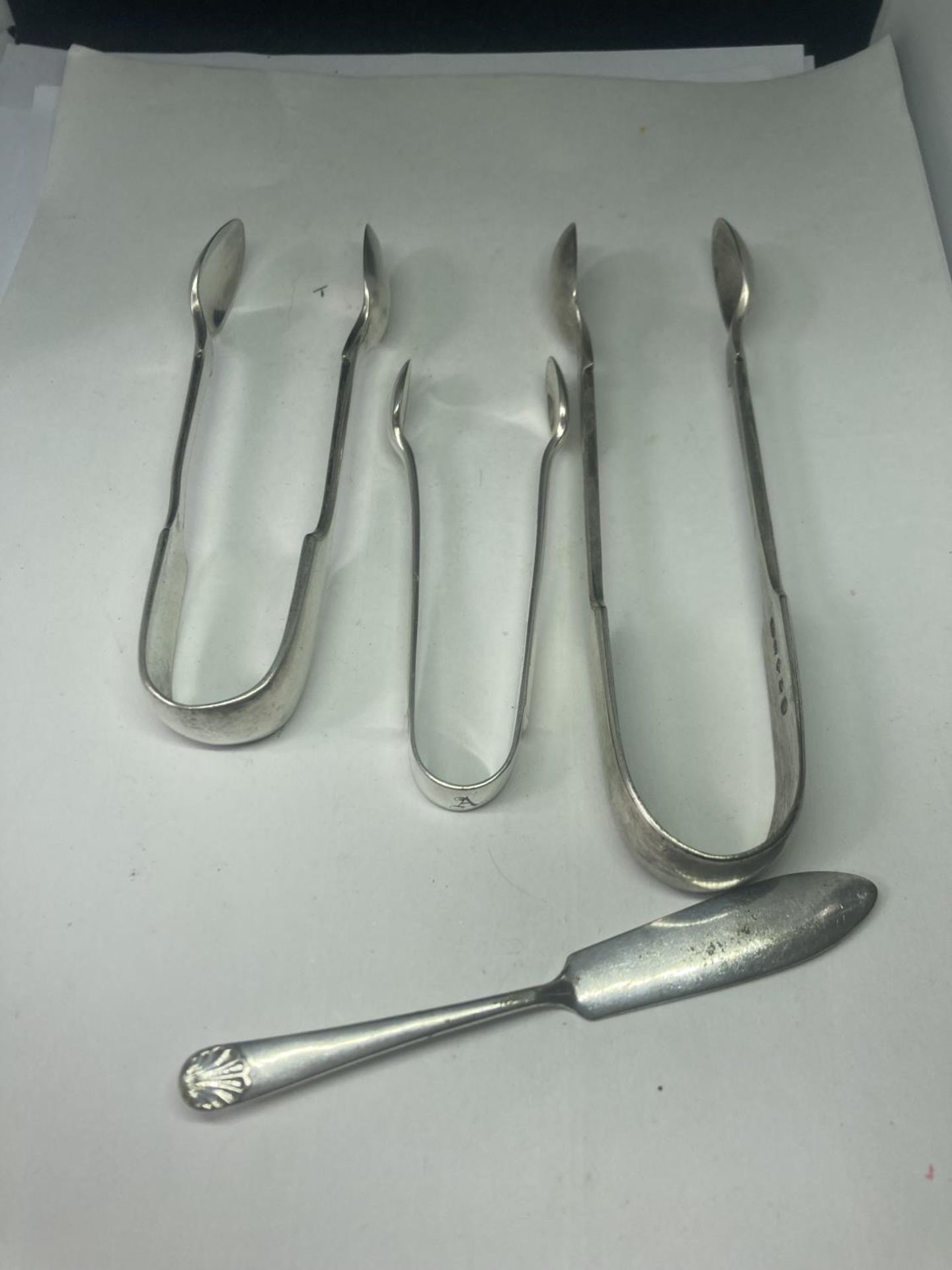 FOUE SILVER PLATED ITEMS TO INCLUDE THREE SETS OF NIPS AND A BUTTER KNIFE
