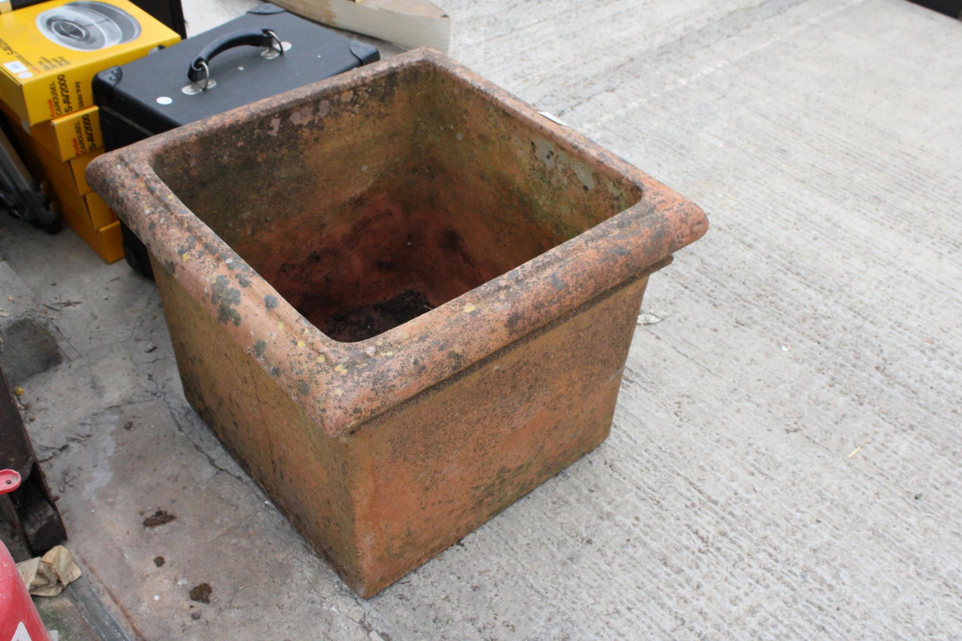 A LARGE SQUARE TERRACOTTA PLANTER - Image 2 of 3