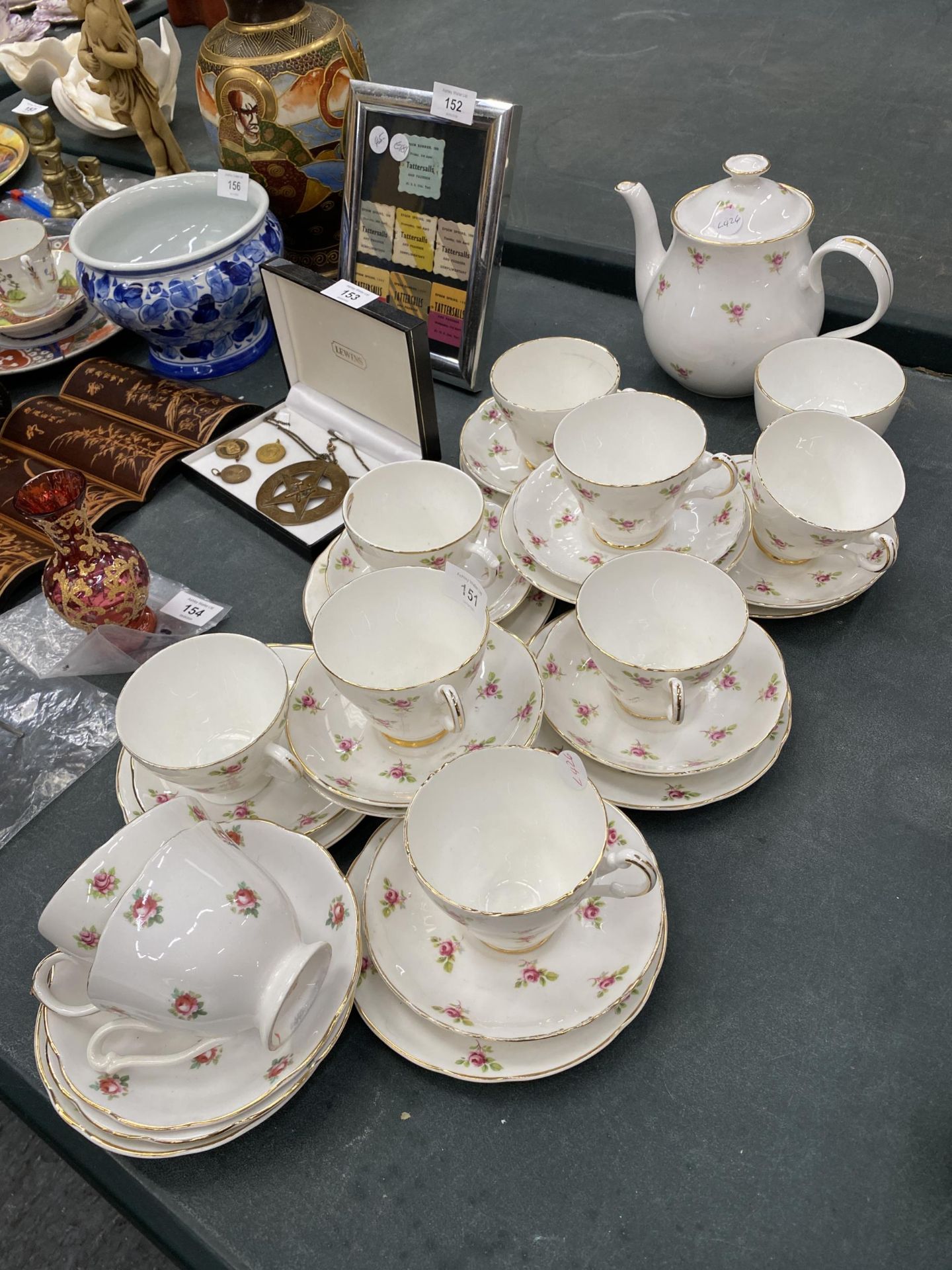 A VINTAGE ARGYLE TEASET TO INCLUDE A TEAPOT, SUGAR BOWL, CUPS, SAUCERS AND SIDE PLATES - Image 2 of 5