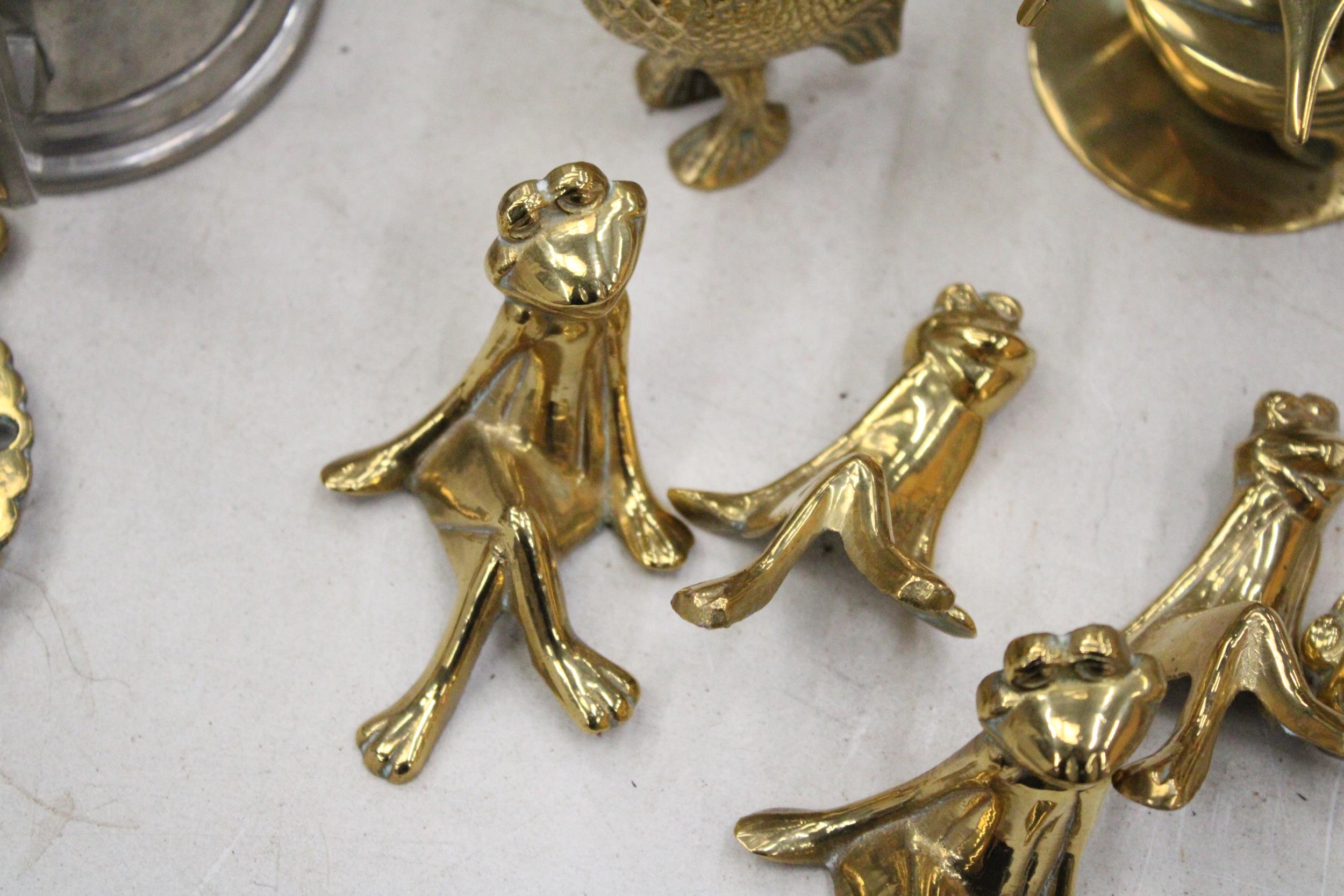 A MIXED LOT OF ANIMAL ORNAMENT BRASSWARE TO INCLUDE FROGS, DUCKS AND OWL - Image 7 of 7