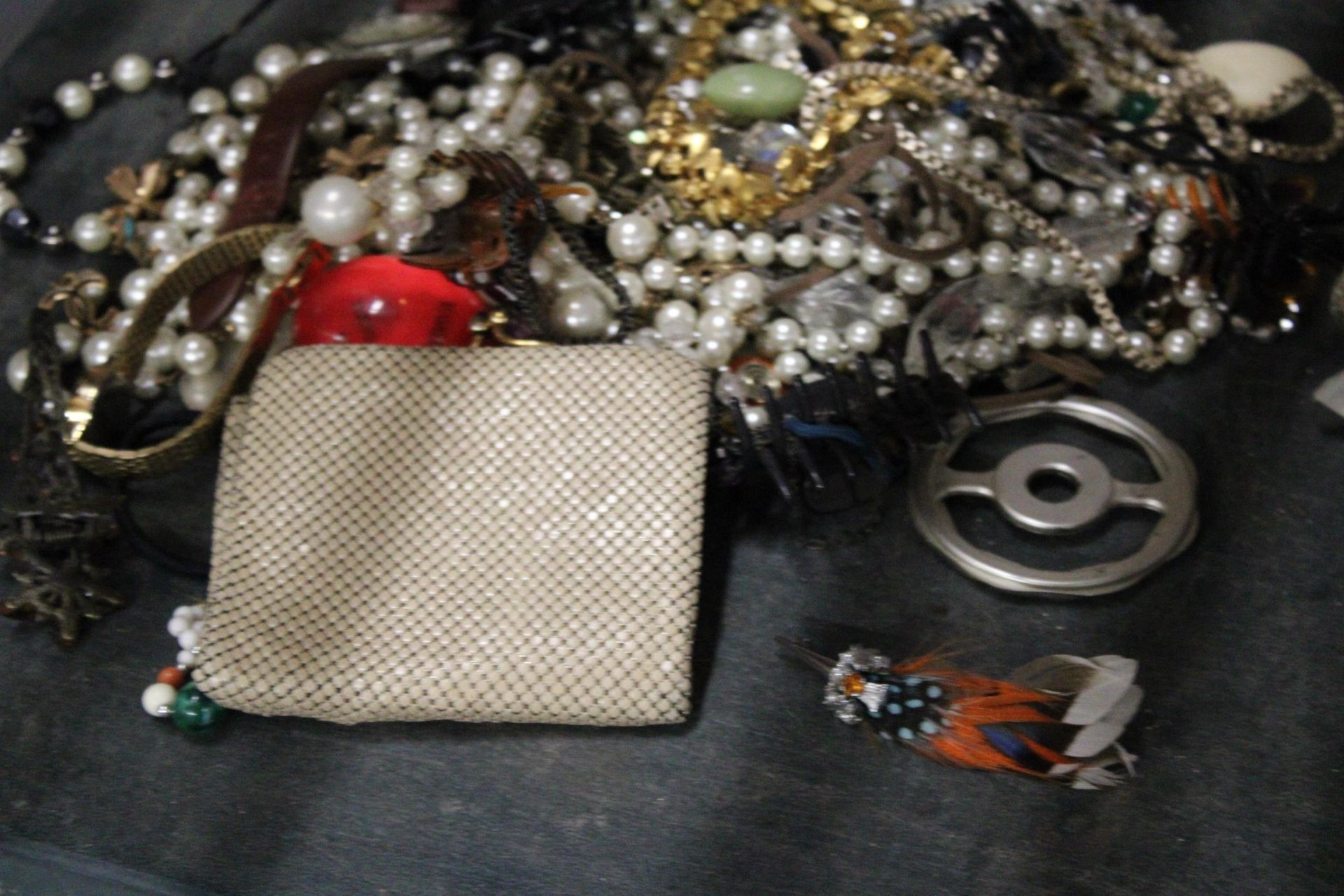 A QUANTITY OF COSTUME JEWELLERY TO INCLUDE NECKLACES, EARRINGS, BROOCHES ETC - Image 2 of 5