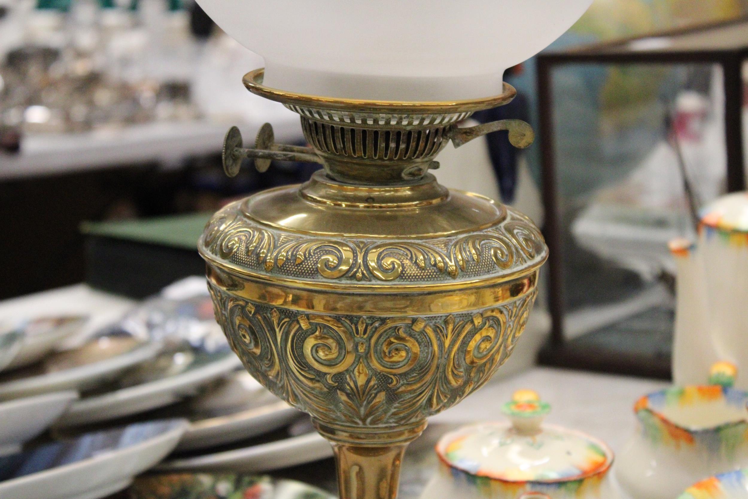 A VINTAGE BRASS OIL LAMP WITH ENGRAVING, A FUNNEL AND ROUND ETCHED GLASS SHADE, HEIGHT APPROX 53CM - Image 3 of 5