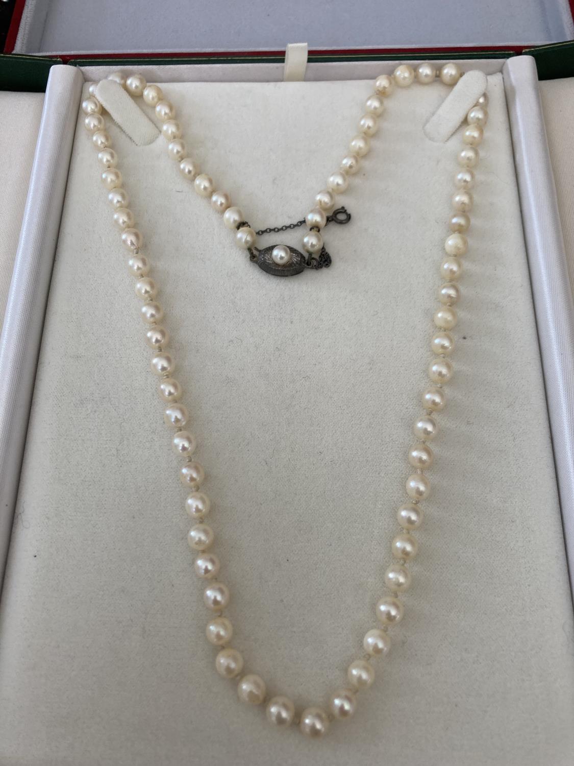TWO BOXED STRINGS OF PEARLS ONE WITH A 9 CARAT GOLD CLASP AND ONE WITH A SILVER CLASP - Image 3 of 10