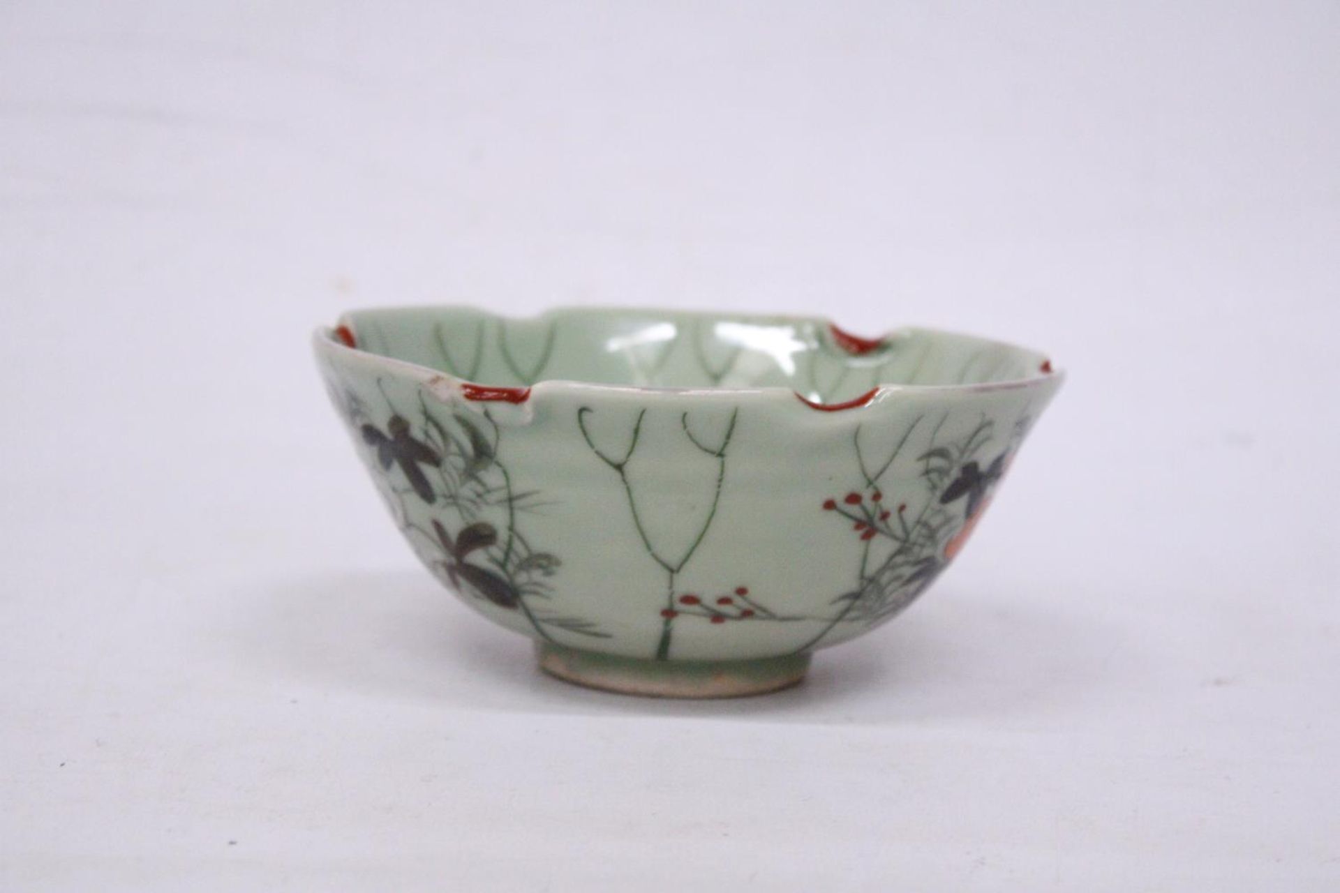 A CHINESE PORCELAIN GLAZED FOOTED BOWL WITH FLORAL DECORATION - Image 5 of 7