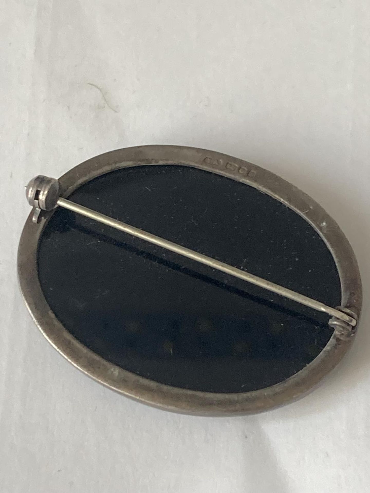THREE SILVER ITEMS TO INCLUDE TWO RINGS AND A VINTAGE BLACK STONE BROOCH - Image 8 of 10