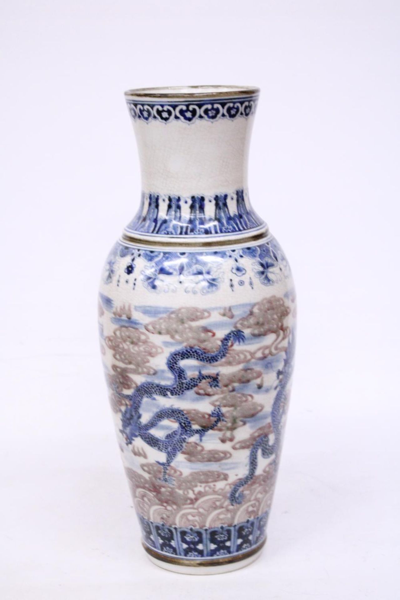 A LARGE PORCELAIN CHINESE GLAZED CRACKLEWARE VASE PORTRAYING DRAGONS WITH CHARACTER MARKS TO THE - Image 3 of 6