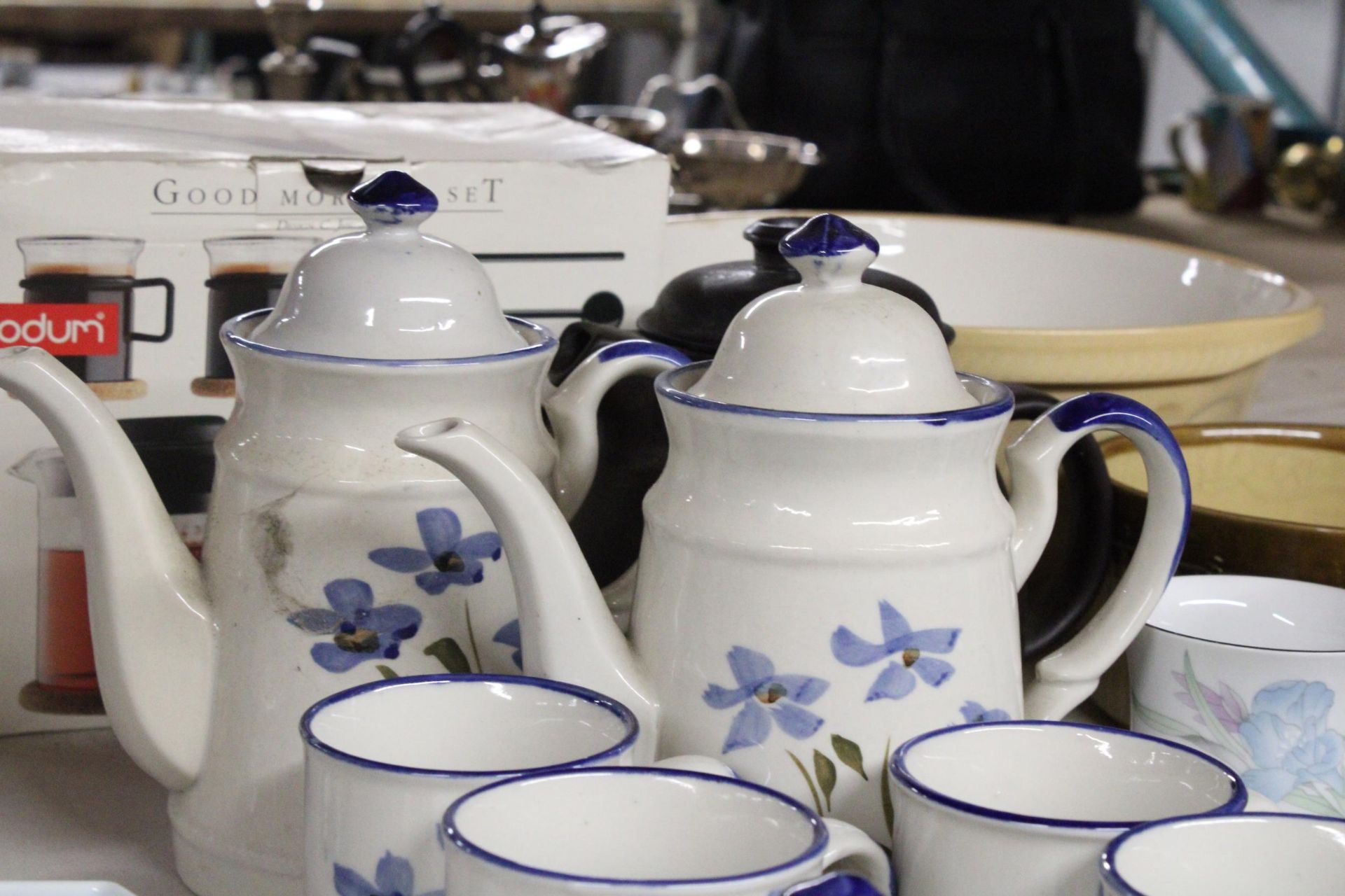 TWO VINTAGE HANDPAINTED COFFEPOTS TO INCLUDE MUGS AND LIDDED SUGAR BOWL, BODUM GOOD MORNING SET, - Image 3 of 7