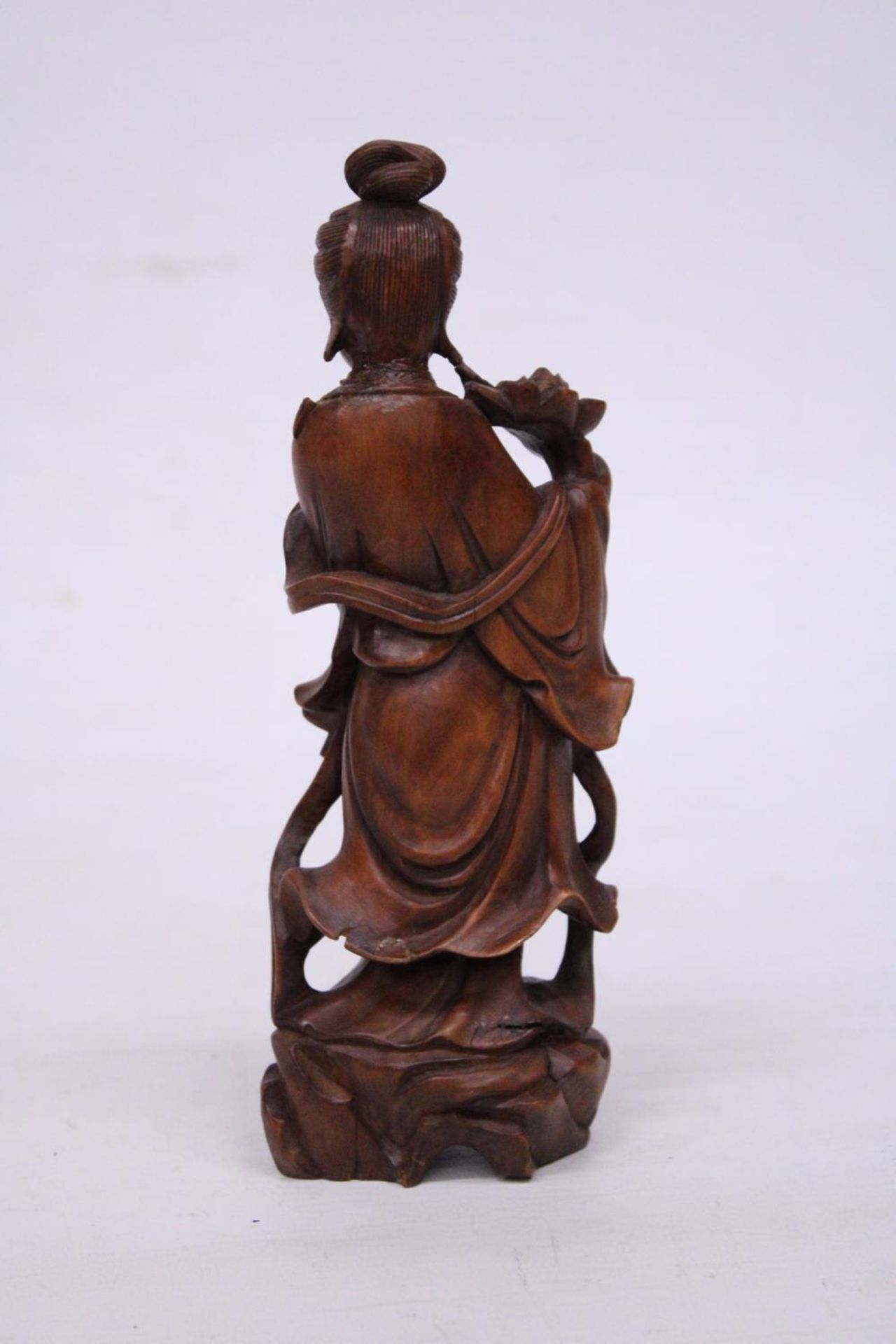 A CHINESE CARVED ROOTWOOD FIGURE OF A GEISHA GIRL, HEIGHT 19.5 CM - Image 3 of 5