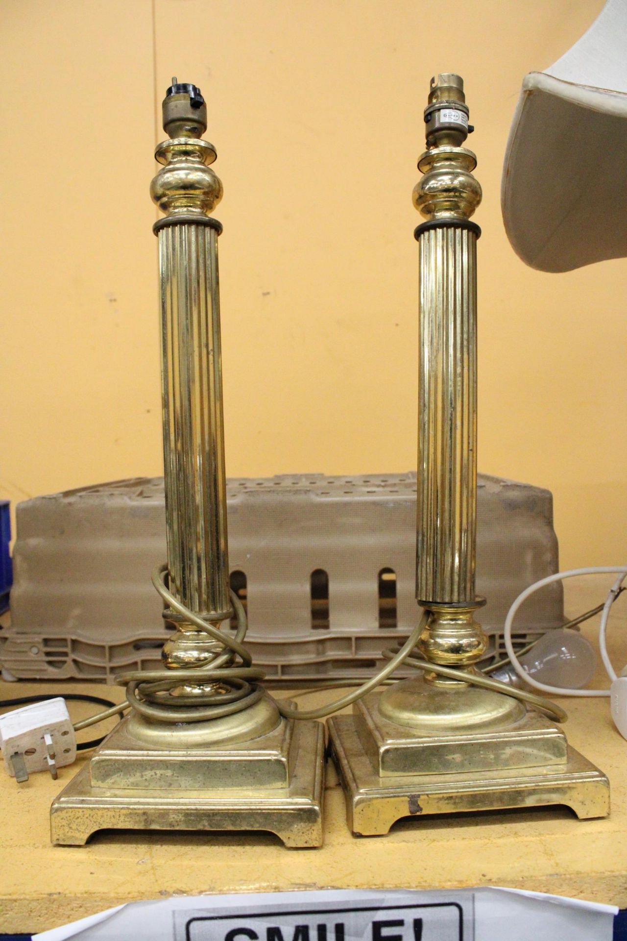 A PAIR OF HEAVY BRASS PEDESTAL ELECTRIC CANDLE STICKS LAMPS - APPROXIMATELY 47CM HIGH