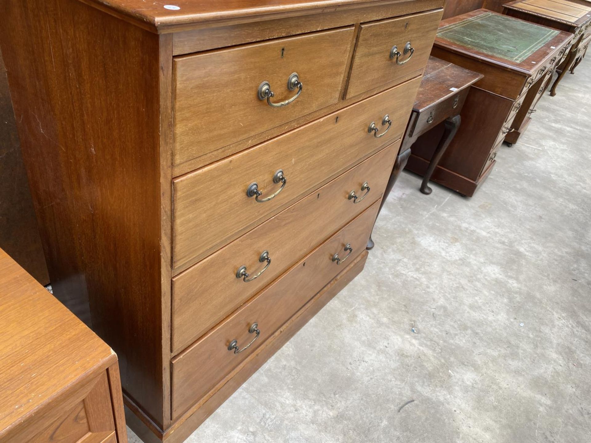 AN EDWARDIAN MAHOGANY CHEST OF TWO SHORT AND THREE LONG GRADUATED DRAWERS, 42" WIDE - Image 3 of 5