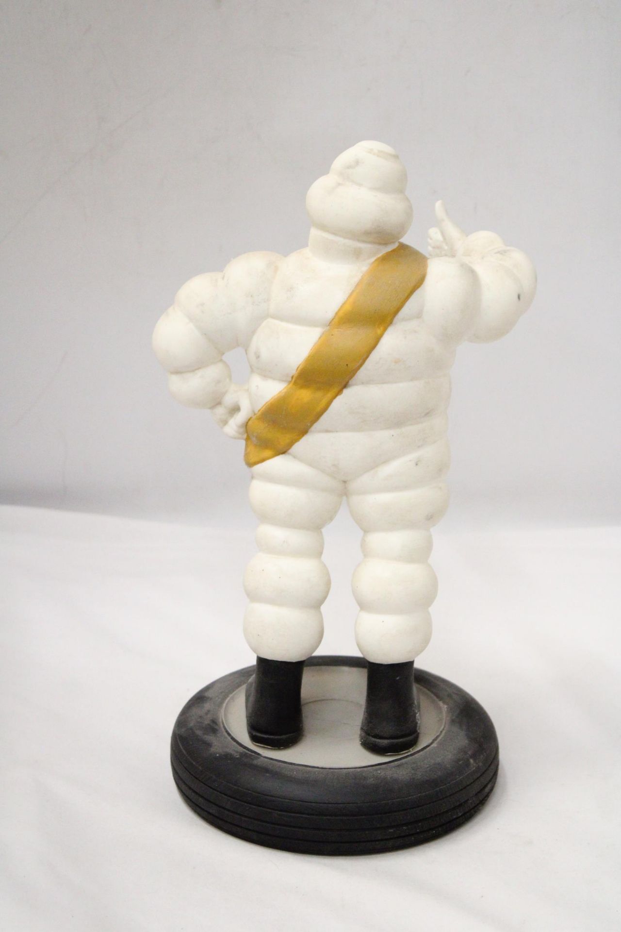 A VINTAGE MICHELIN MAN ON TYRE APPROXIMATELY 33 CM HIGH - Image 4 of 5