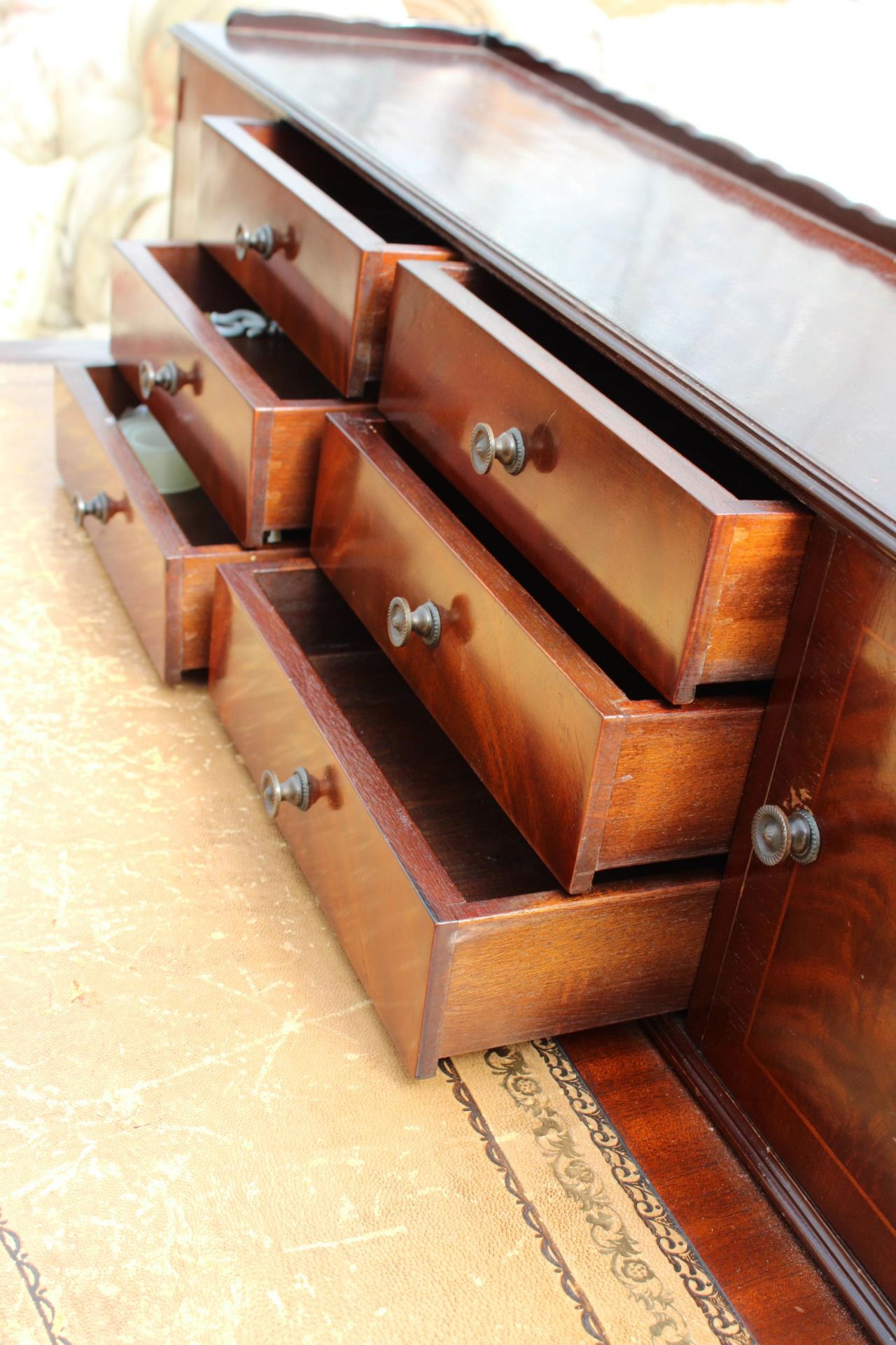 A 19TH CENTURY STYLE LADIES SERPENTINE FRONT LADIES WRITING DESK WITH INSET LEATHER TOP, 36" WIDE - Image 4 of 6