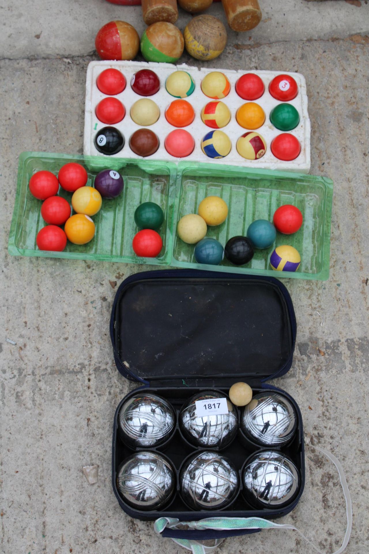 AN ASSORTMENT OF GAMES ITEMS TO INCLUDE A CHILDS CROQUET SET, BOULES AND POOL BALLS ETC - Image 3 of 3
