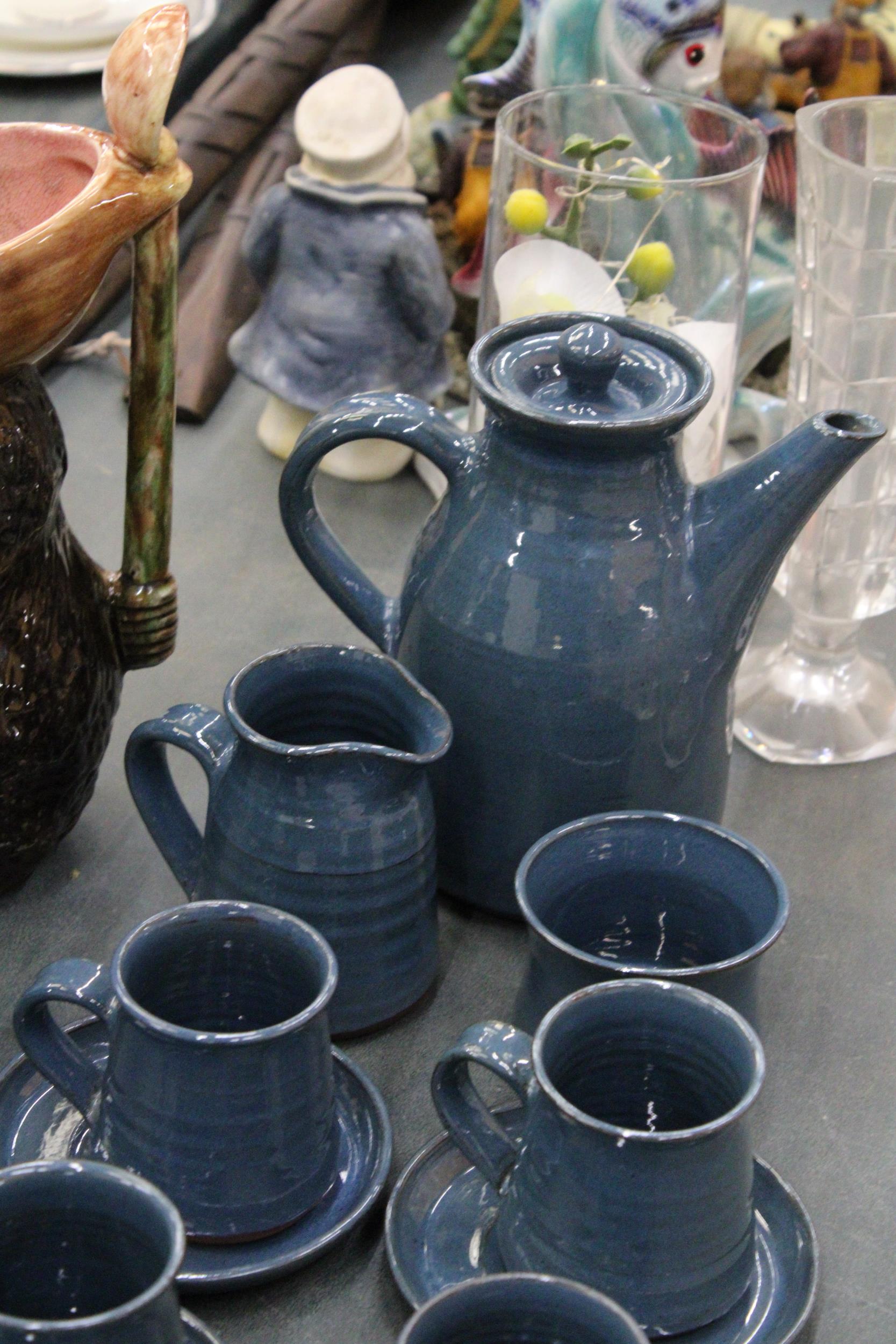 A VINTAGE STUDIO POTTERY TEA SET TO INCLUDE A JUG, SUGAR BOWL, TEAPOT AND EIGHT CUPS AND SAUCERS - Image 3 of 4
