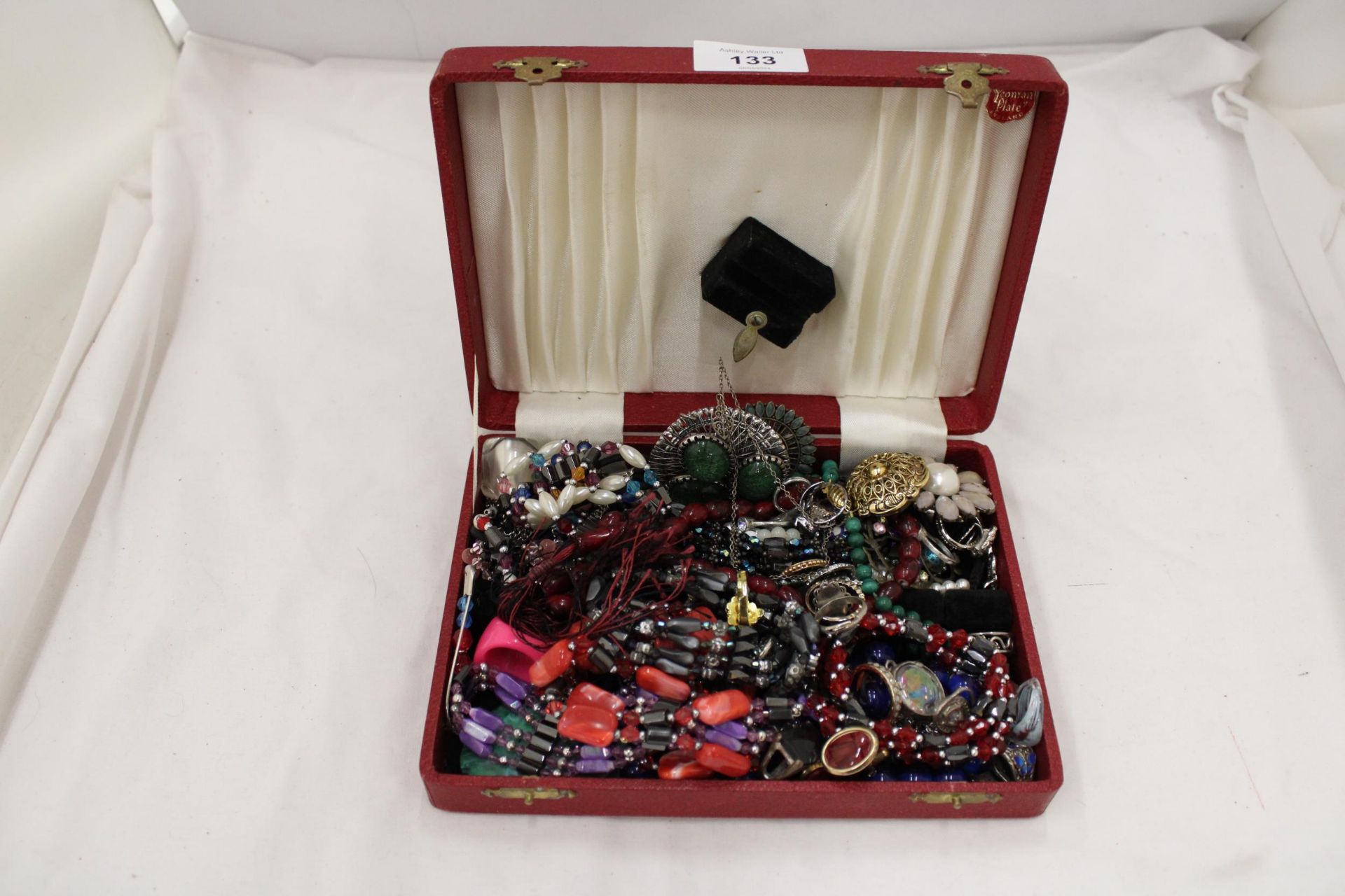 A BOX CONTAINING VINTAGE COSTUME JEWELLERY TO INCLUDE BROOCHES, RINGS, NECKLACES, ETC., - Image 4 of 4