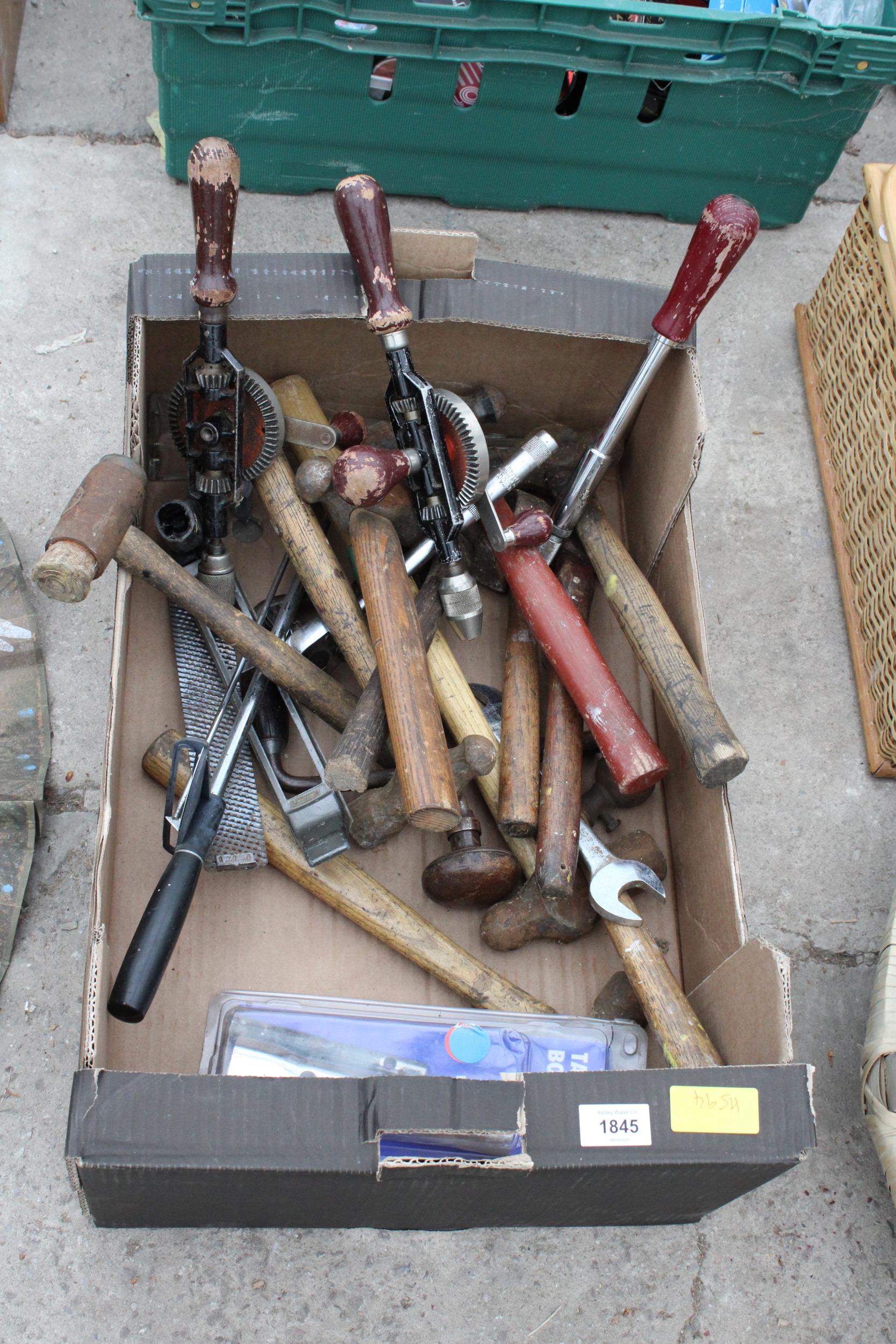 AN ASSORTMENT OF VINTAGE HAND TOOLS TO INCLUDE HAMMERS AND BRACE DRILLS ETC - Image 2 of 3