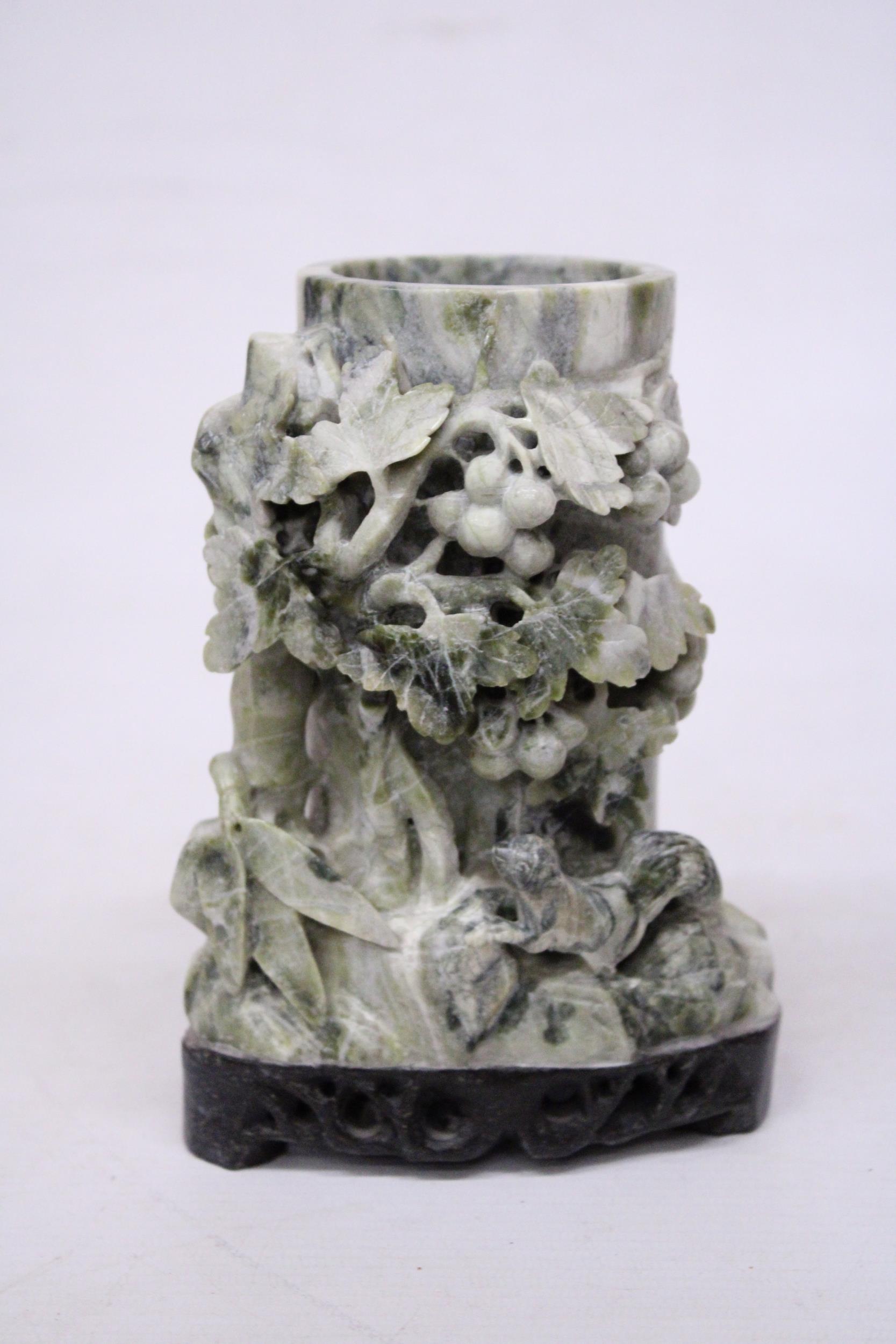 A CHINESE SOAPSTONE PAINTBRUSH POT - Image 2 of 5