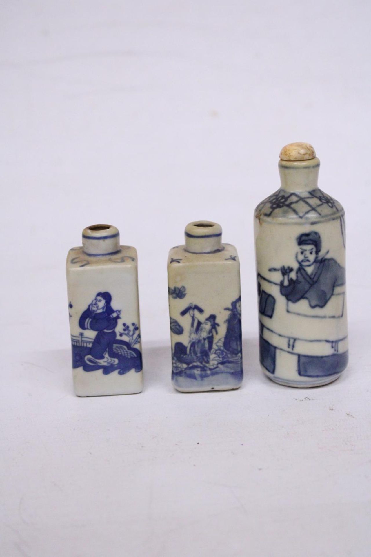 A COLLECTION OF BLUE & WHITE CHINESE CERAMICS (6) TO INCLUDE THREE SNUFF BOTTLES WITH MARKS TO THE - Image 4 of 7