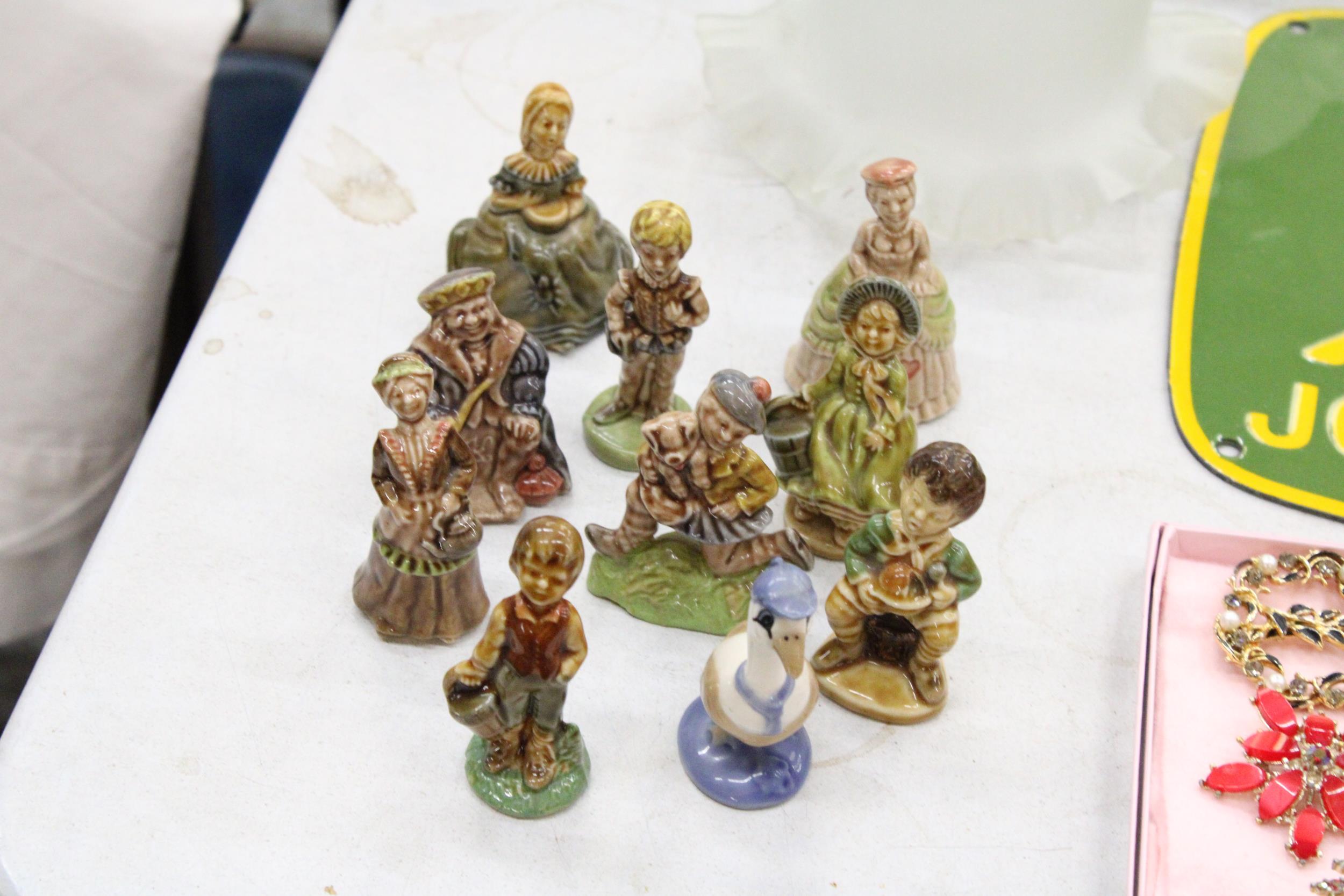 A COLLECTION OF TEN MINIATURE FIGURES TO INCLUDE A BOY AND DOG, A DUCK ETC