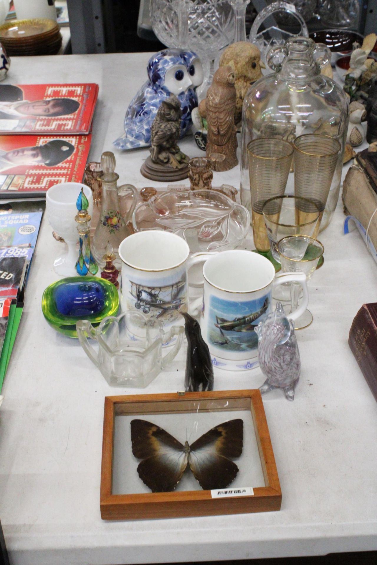 A QUANTITY OF ITEMS TO INCLUDE A GLASS DRESSING TABLE SET, DEMI JOHN, GLASSES, BOWLS, A CAT