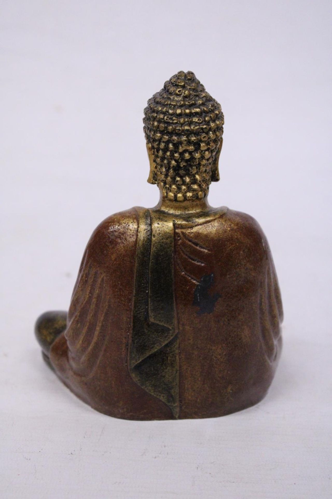 A SMALL RESIN GOLD COLOURED BUDDHA STATUE (16 CM) - Image 3 of 5