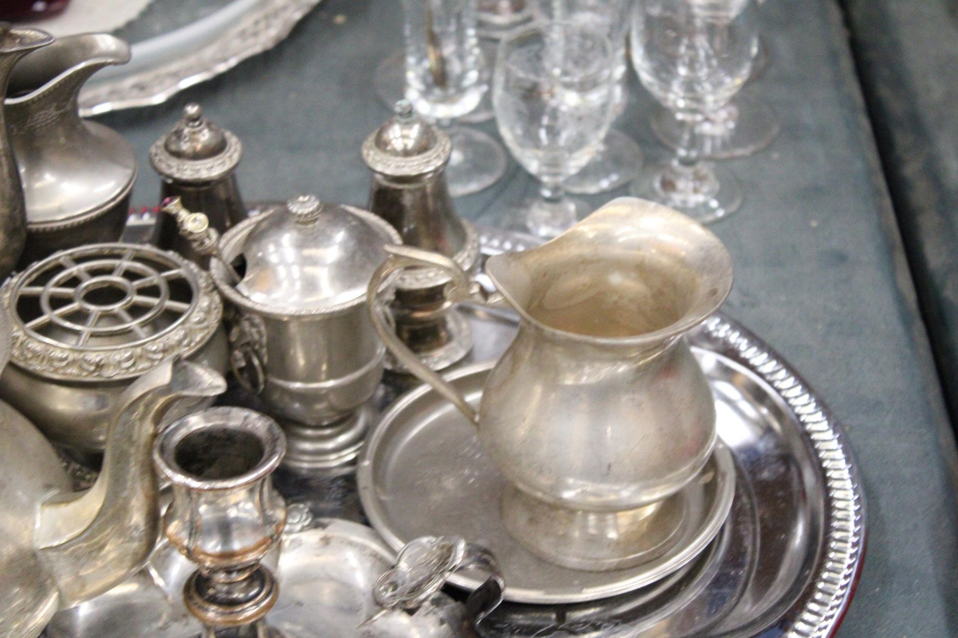 A QUANTITY OF SILVER PLATED ITEMS TO INCLUDE, A TRAY, TEAPOT, COFFEE POT, CANDLESTICK, JUGS, A CRUET - Image 3 of 6