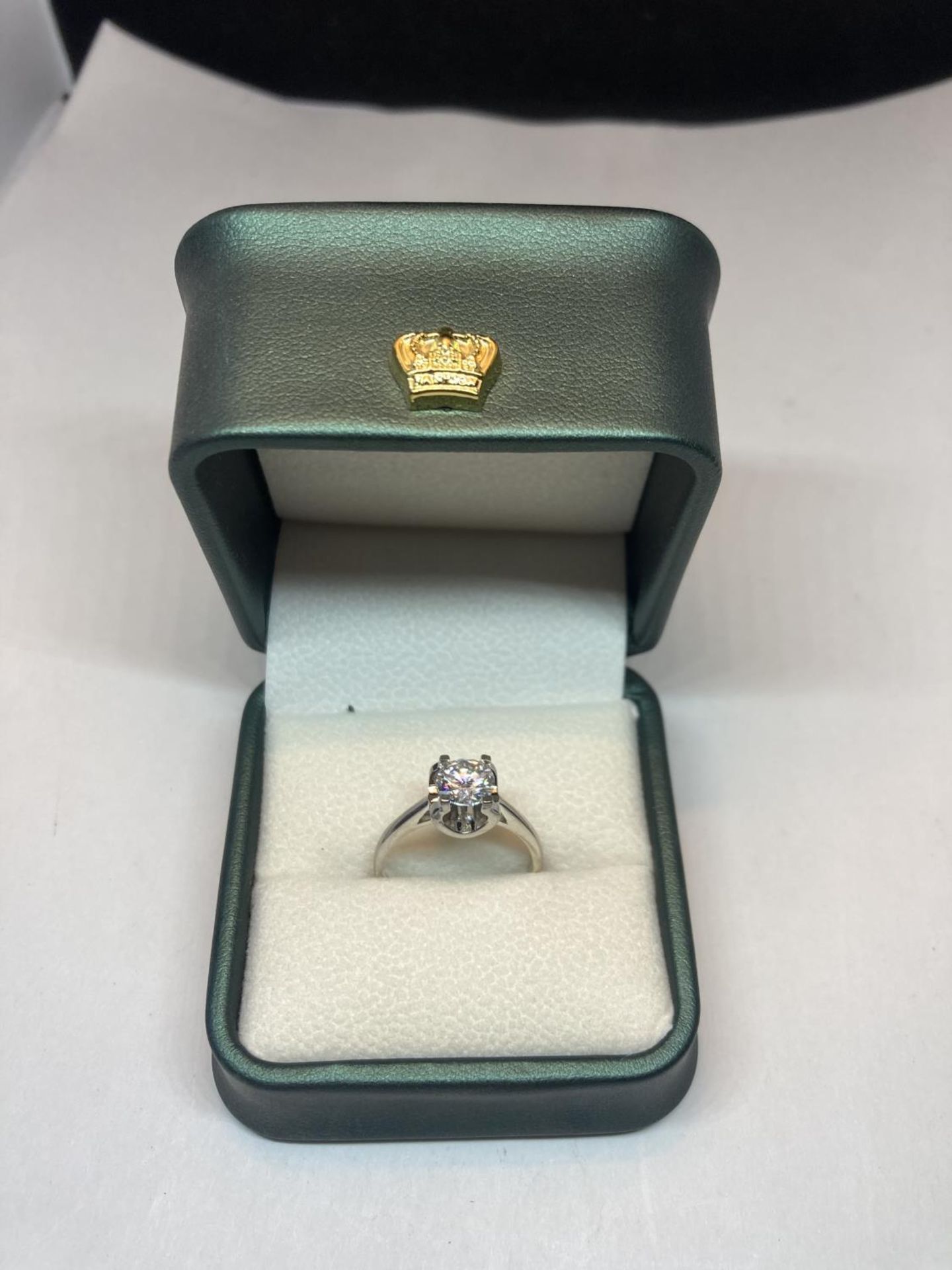 A MARKED 925 RING WITH A ONE CARAT SOLITAIRE MOISSANITE SIZE N/O IN A PRESENTATION BOX WITH A GMA - Image 4 of 12